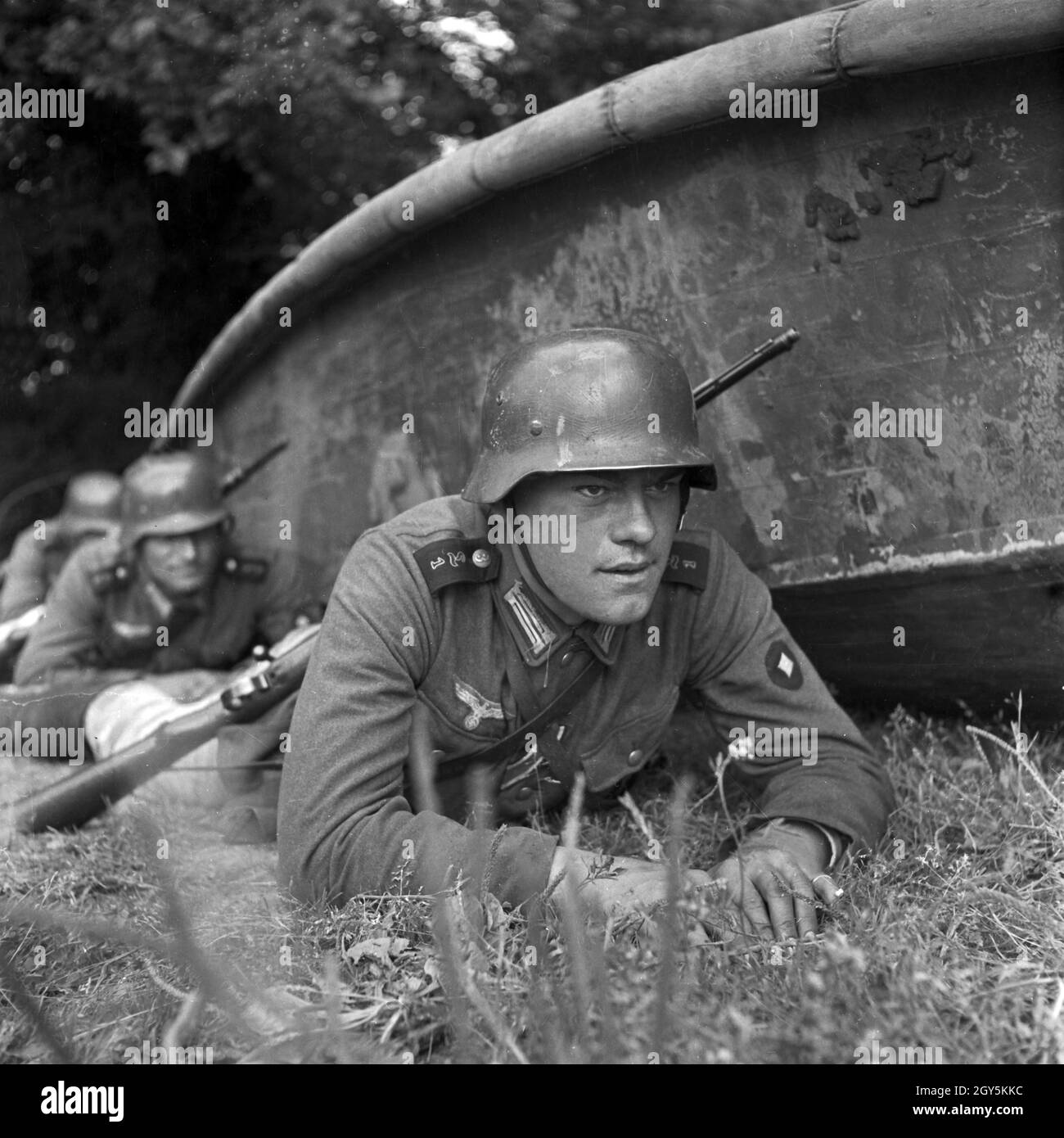 Original-Bildunterschrift: Pionier-Stoßtrupp in Deckung, Deutschland 1940er Jahre. Engineering troops taking cover, Germany 1940s. Stock Photo