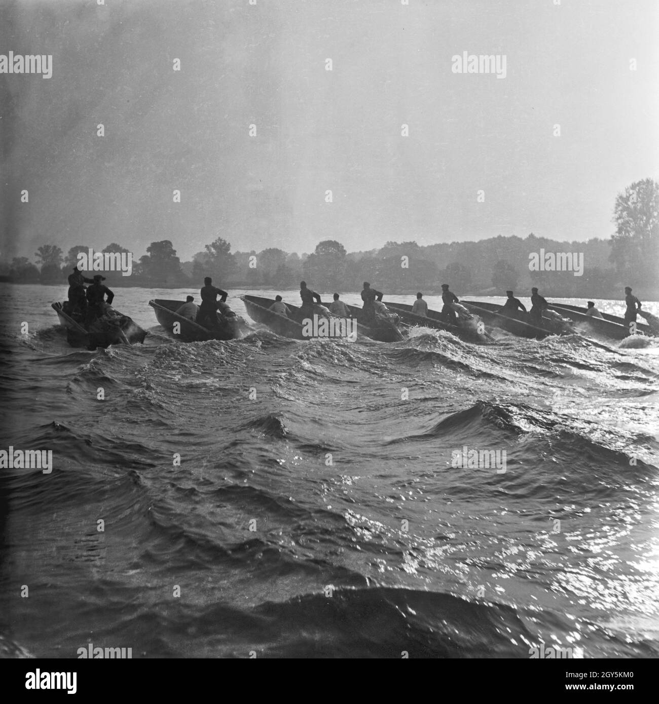Original-Bildunterschrift: Pionier-Sturmboote fahren übungsmäßig in Reih' und Glied, Deutschland 1940er Jahr. Engineering storm boats in a row, GErmany 1940s. Stock Photo