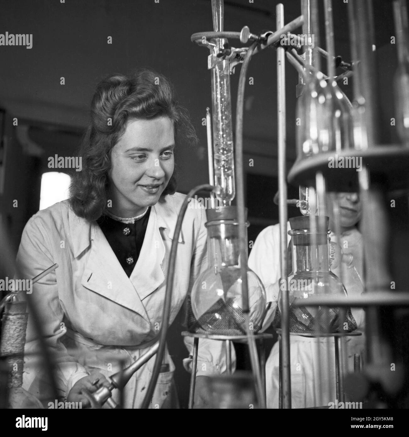 Eine Frau arbeitet in einem Labor, Deutschland 1940er Jahre. A woman working at a laboratory, Germany 1940s. Stock Photo