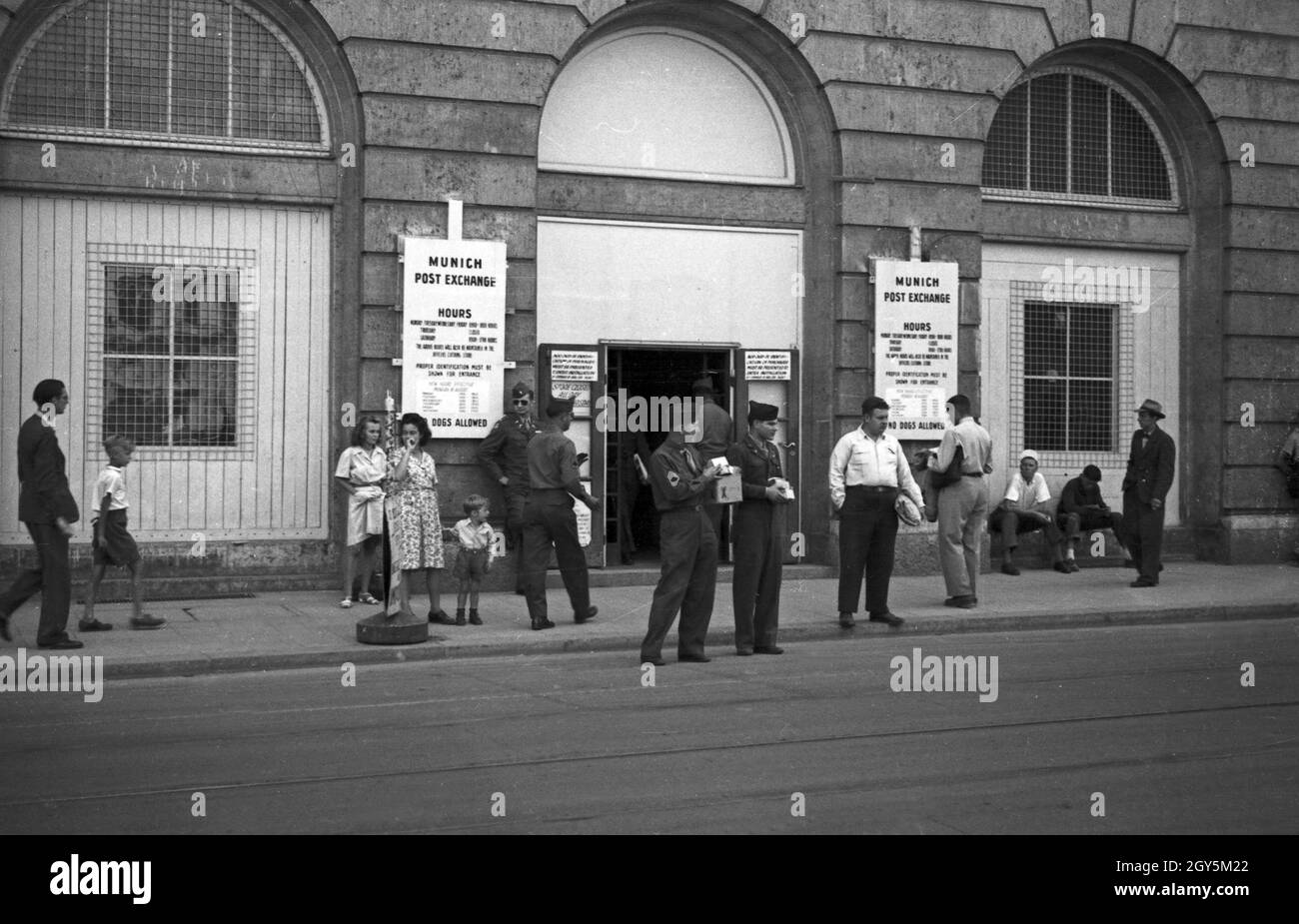 Amerikanische GIs im Stadtbild von München vor einer Gedlwechselstelle, Deutschland 1940er Jahre. American GI soldiers at a currency change point in Munich, Germany 1940s. Stock Photo