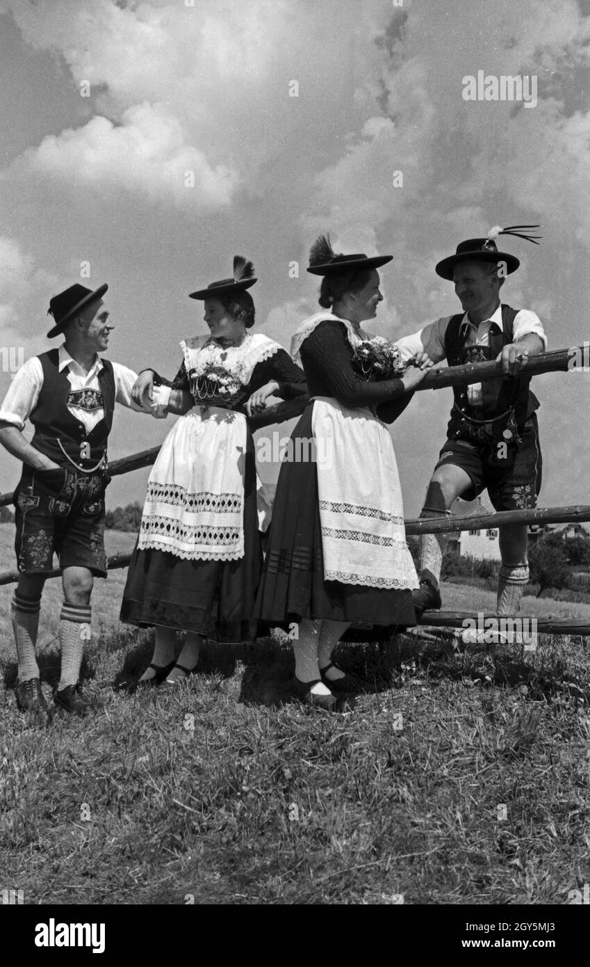 Die Werdenfelser Tracht im Einsatz, Deutschland 1940er Jahre. Array of Werdenfels area, Germany 1940s. Stock Photo