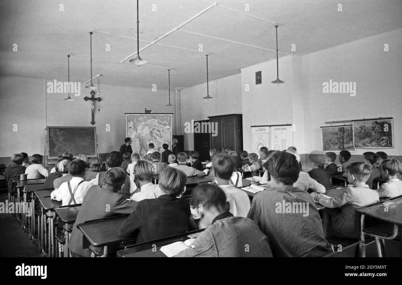 Nach dem Krieg gibt es wieder ideolgiefreien Unterricht, Deutschland 1940er Jahre. After the war there is education without ideology again, Germany 1940s. Stock Photo