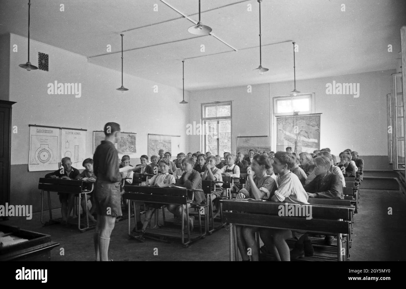 Nach dem Krieg gibt es wieder ideolgiefreien Unterricht, Deutschland 1940er Jahre. After the war there is education without ideology again, Germany 1940s. Stock Photo