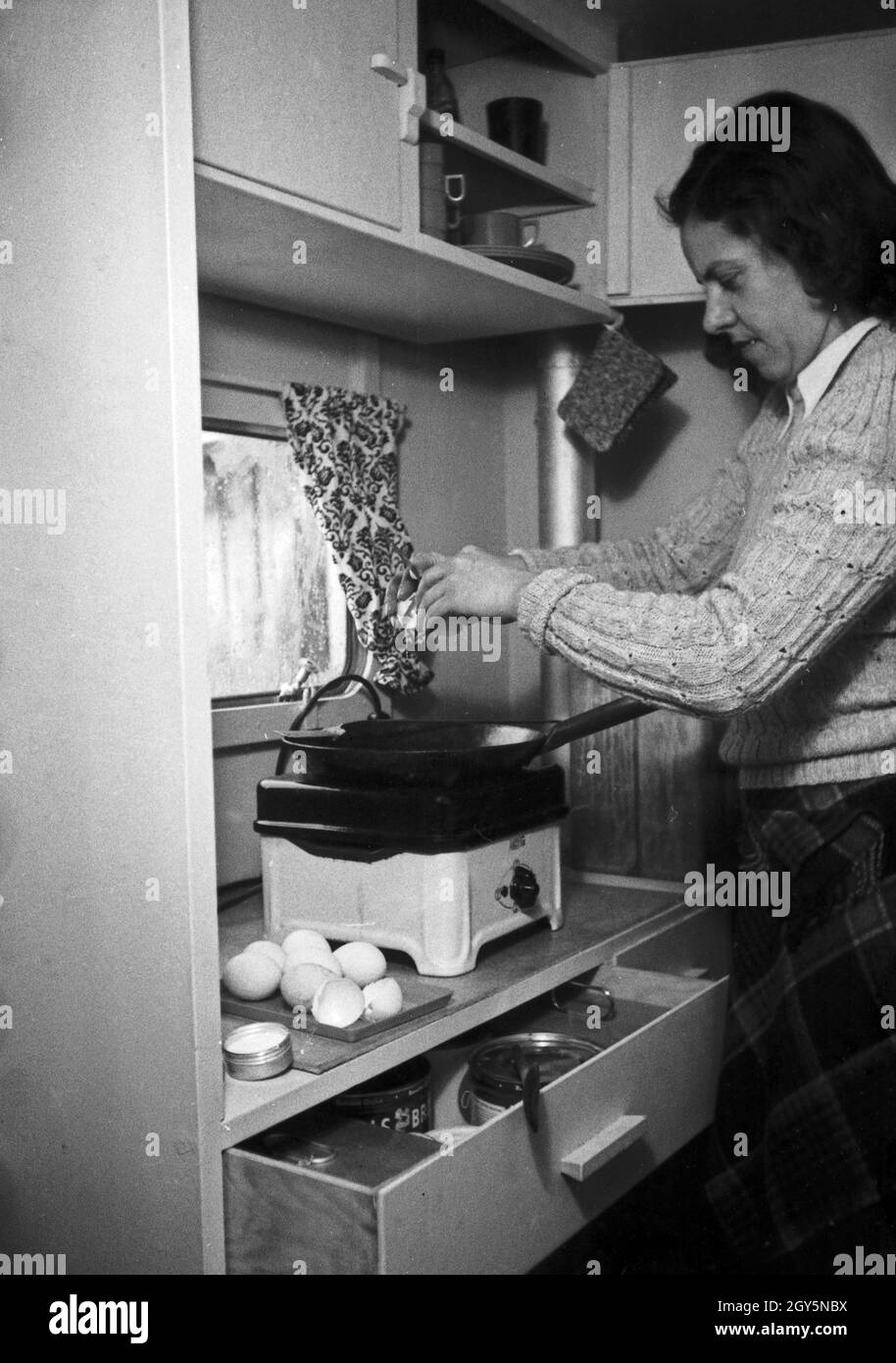 Eine Hausfrau bereitet Spiegeleier auf einem AEG Einzelkochplatte, Deutschland 1940er Jahre. A woman fries eggs on a single burner, Germany 1940s. Stock Photo