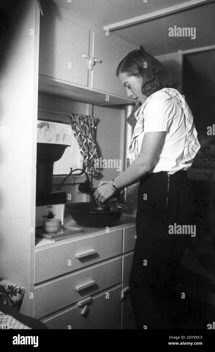Eine Hausfrau bereitet Spiegeleier auf einem AEG Einzelkochplatte, Deutschland 1940er Jahre. A woman fries eggs on a single burner, Germany 1940s. Stock Photo