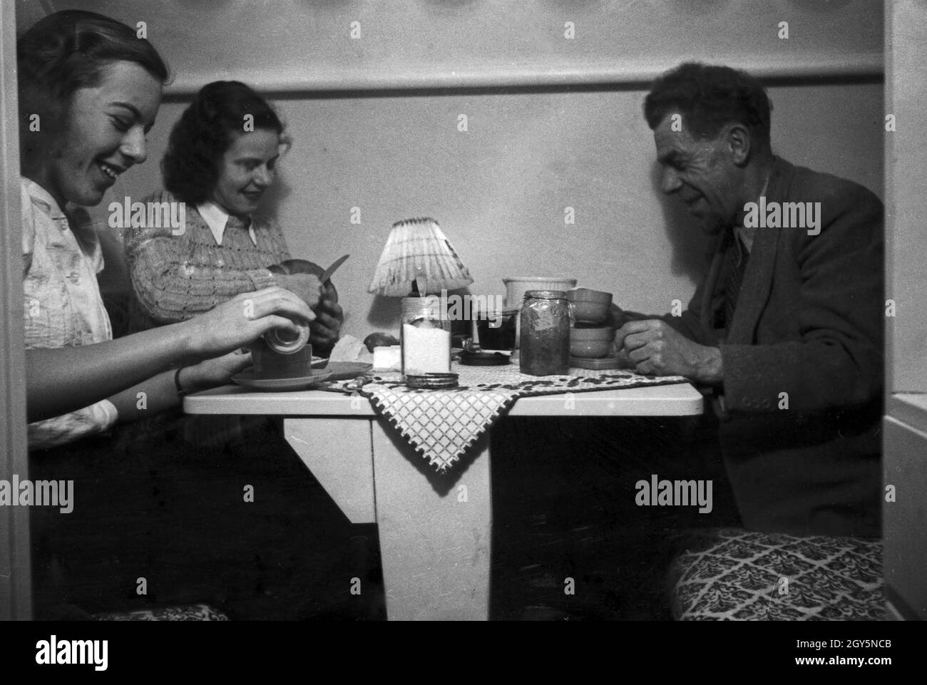 Eine Familie bei Kaffee und Kuchen, Deutschland 1940er Jahre. A family having some coffee, Germany 1940s. Stock Photo