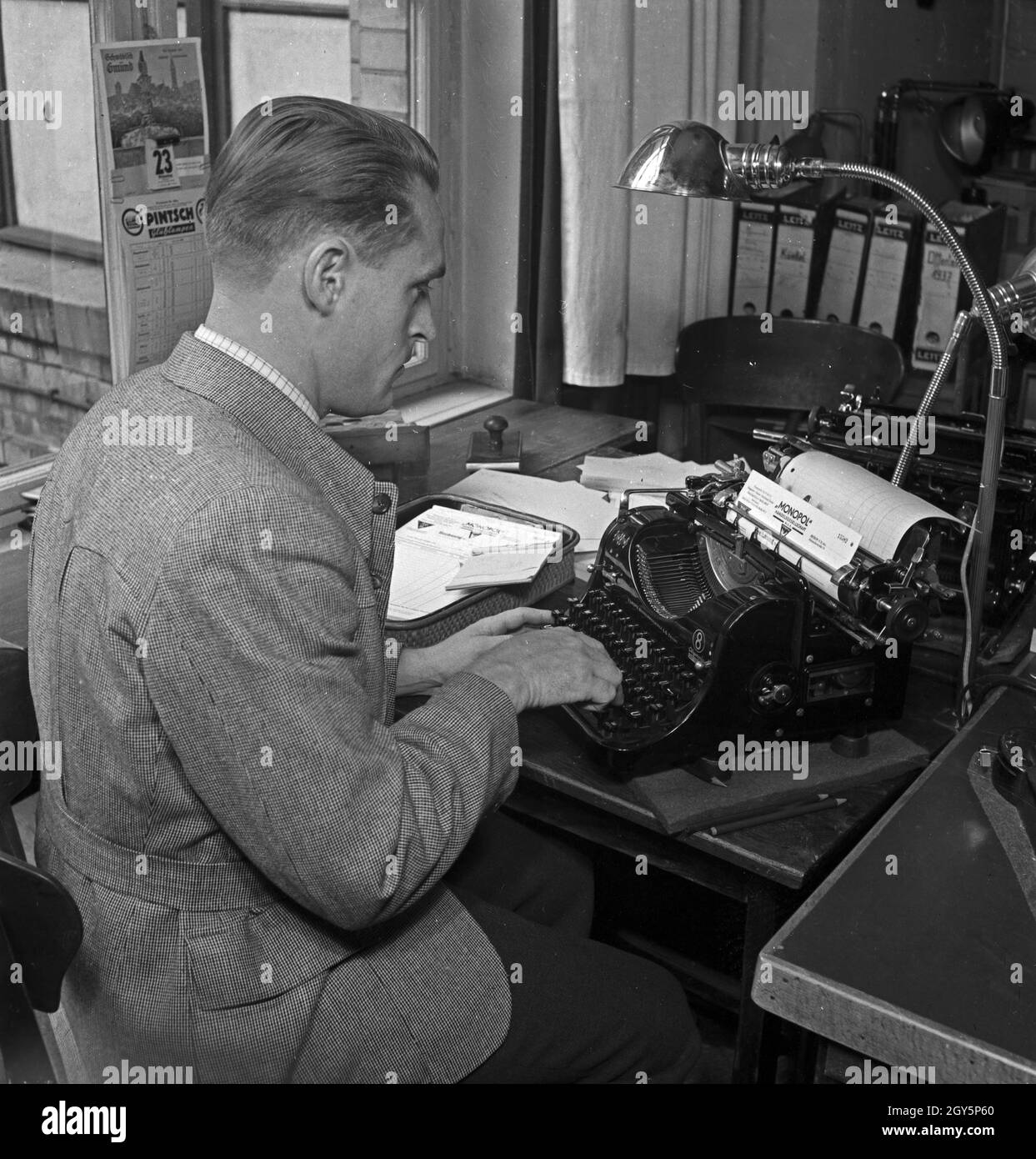 Lehrling bei der Büroarbeit, Deutschland 1940er Jahre. Apprentice doing