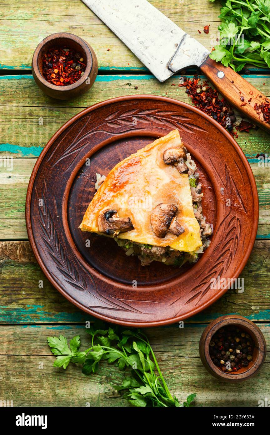 Beef and mushroom pie hi-res stock photography and images - Alamy