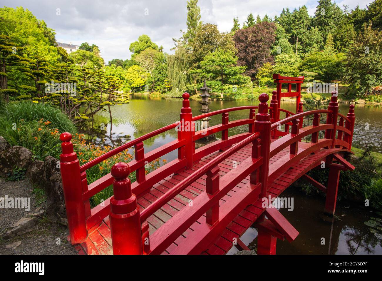 Red bridge in Japanese garden in spring Stock Photo - Alamy