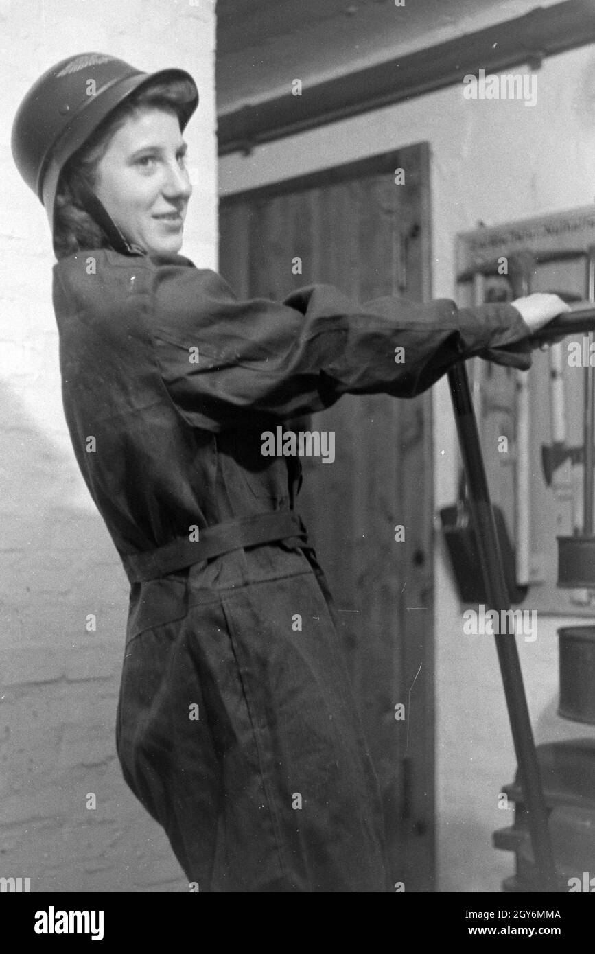 Die Weltmeisterin Anni Kapell bei ihrer Arbeit als Luftschutzwart, Deutsches Reich 1941. World champion Anni Kapell at her place of work as an Air Raid Warden, Germany 1941 Stock Photo