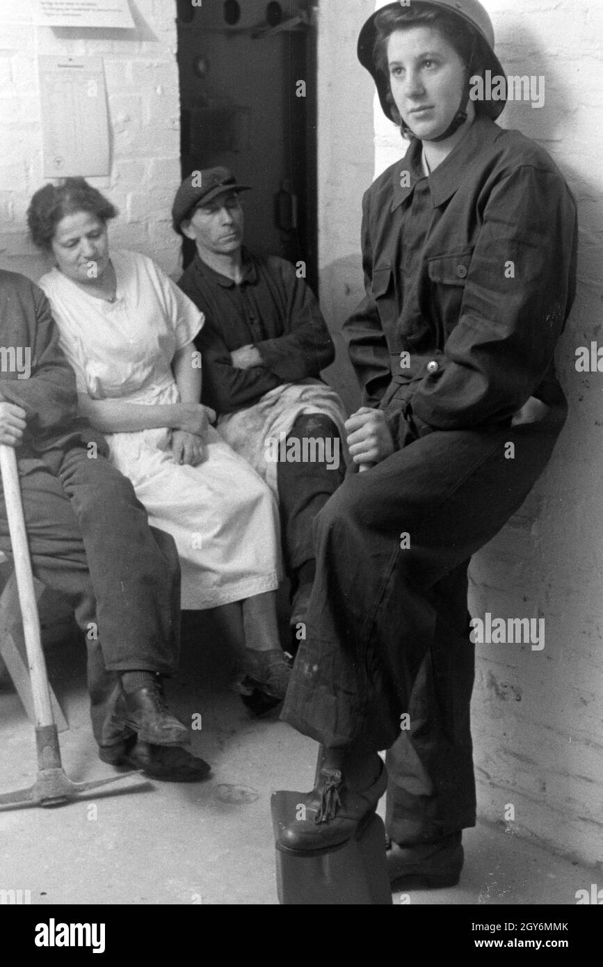 Die Weltmeisterin Anni Kapell bei ihrer Arbeit als Luftschutzwart, Deutsches Reich 1941. World champion Anni Kapell at her place of work as an Air Raid Warden, Germany 1941. Stock Photo