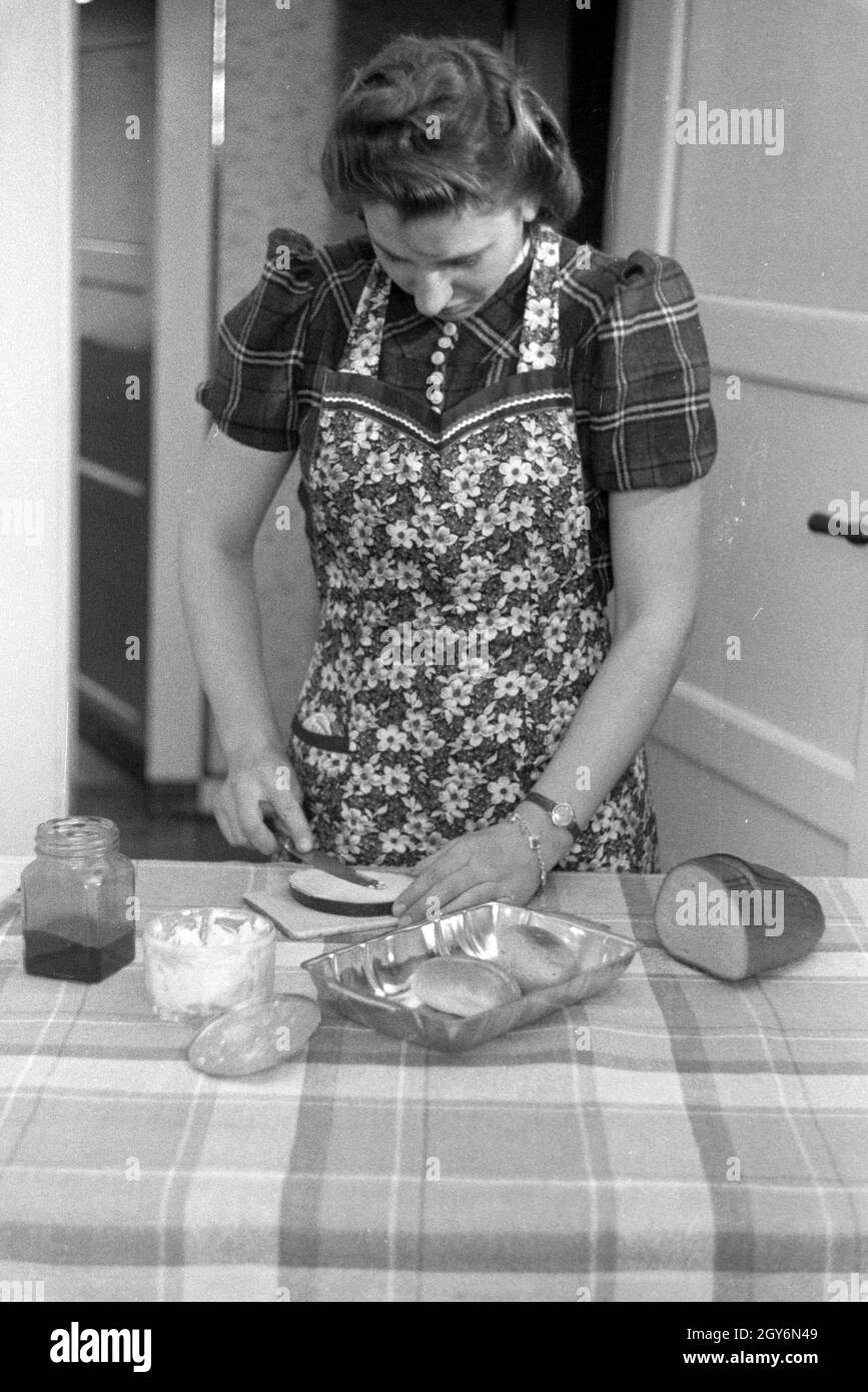 Die Weltmeisterin Anni Kapell bei der Hausarbeit; Deutsches Reich 1941. World champion Anni Kapell doing domestic work, Germany 1941 Stock Photo