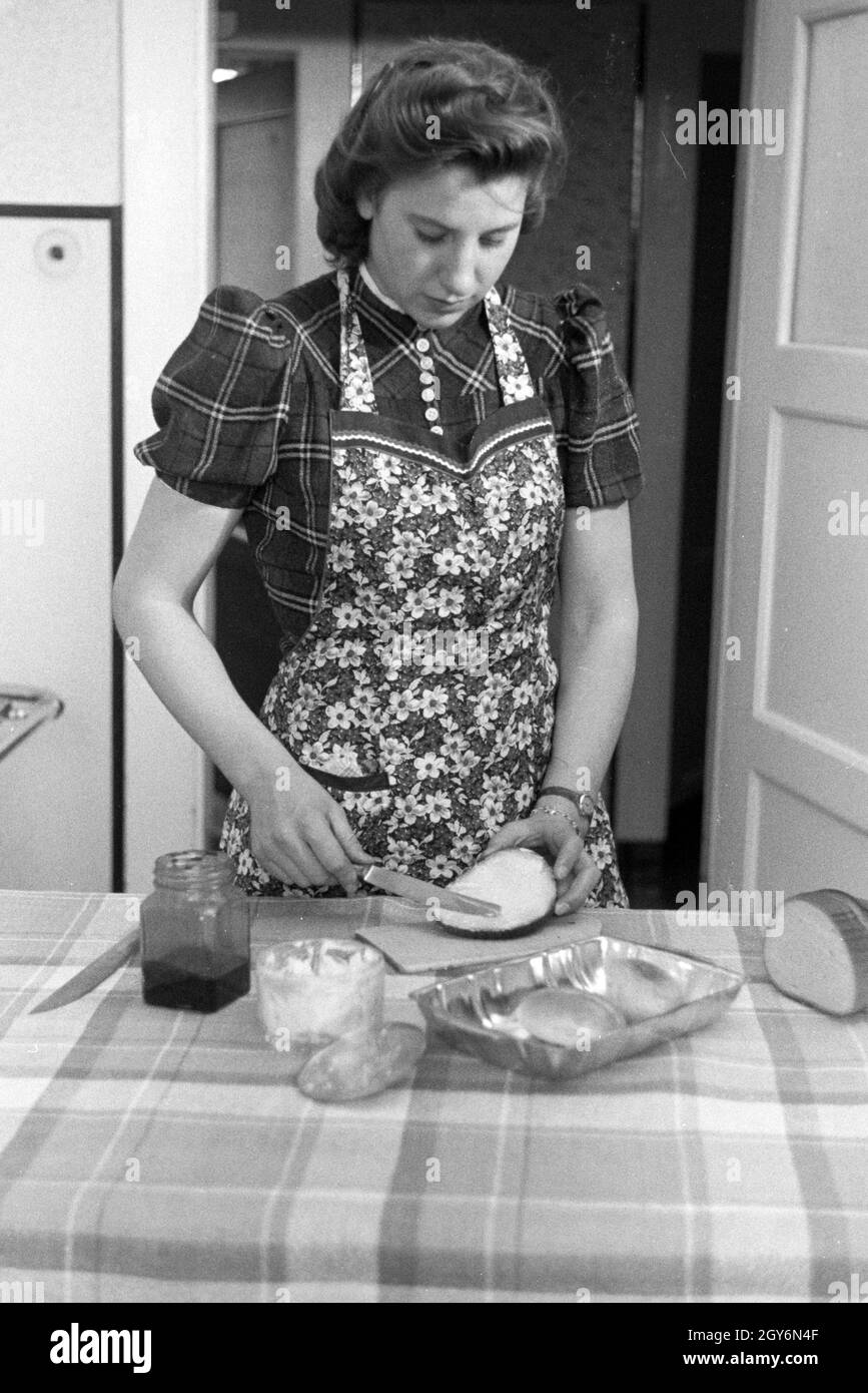 Die Weltmeisterin Anni Kapell bei der Hausarbeit; Deutsches Reich 1941. World champion Anni Kapell doing domestic work, Germany 1941 Stock Photo