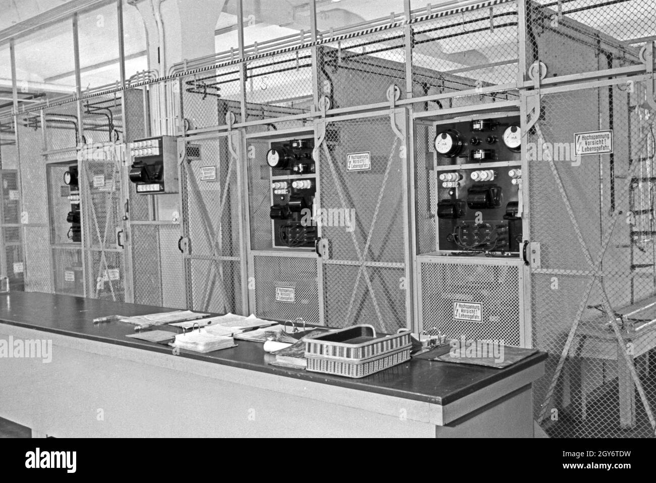 Technische Anlage in einer Fabrik zur Leuchtröhrenherstellung, Deutschland 1930er Jahre. Technical equipment at a factory producing fluorescent tubes, Germany 1930s. Stock Photo