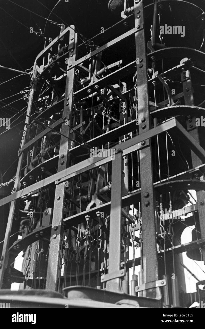 Schlagwerk des Glockenspiels auf dem Turm der Parochiakirche in Berlin,  Deutschland 1930er Jahre. Hammer mechanism of the carillon of  Parochialkirche Berlin, Germany 1930s Stock Photo - Alamy