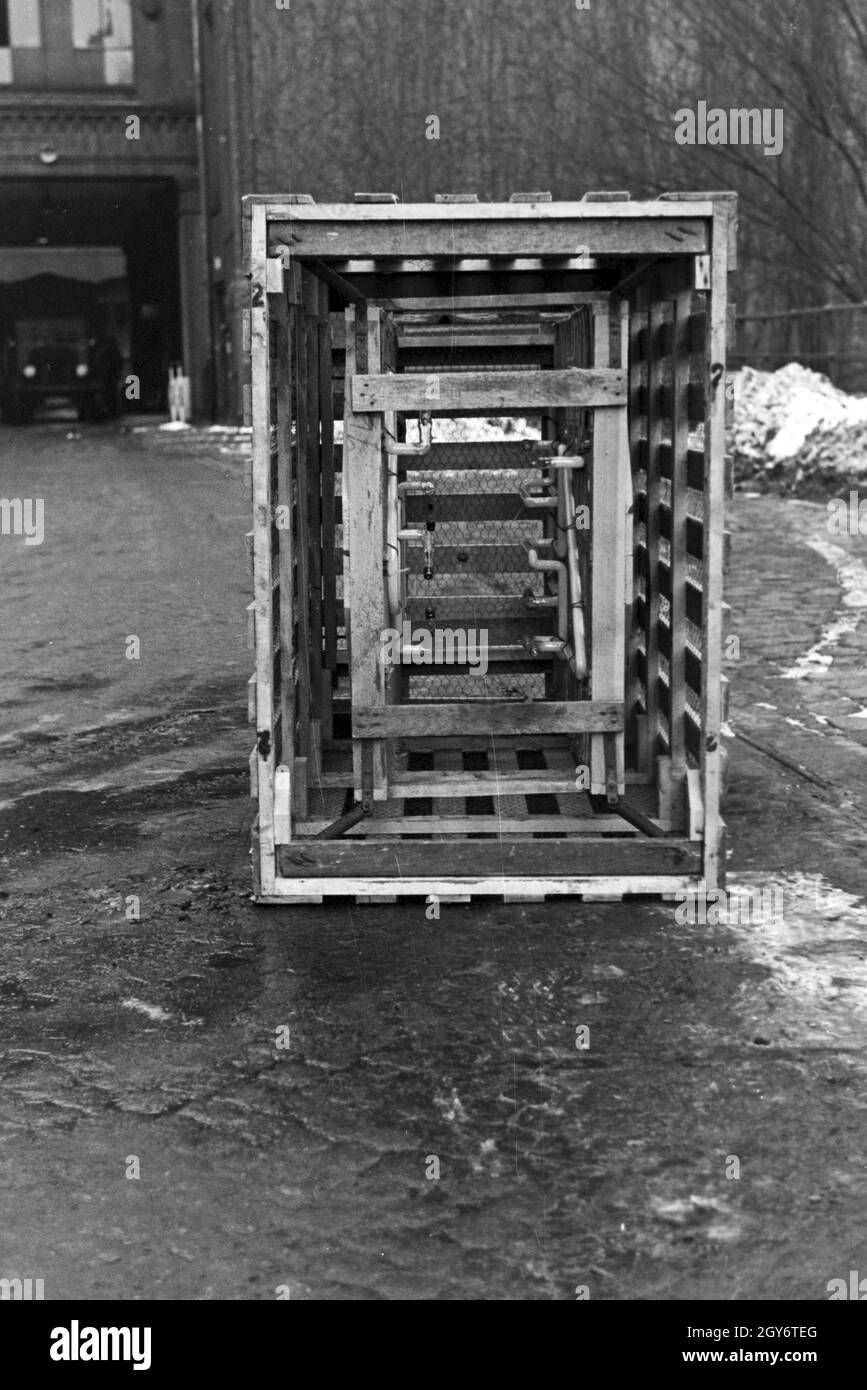 Verpackungs- und Transporteinheit für Leuchtröhren, Deutschland 1930er Jahre. Pakacge for transporting fluorescent tubes, Germany 1930s. Stock Photo