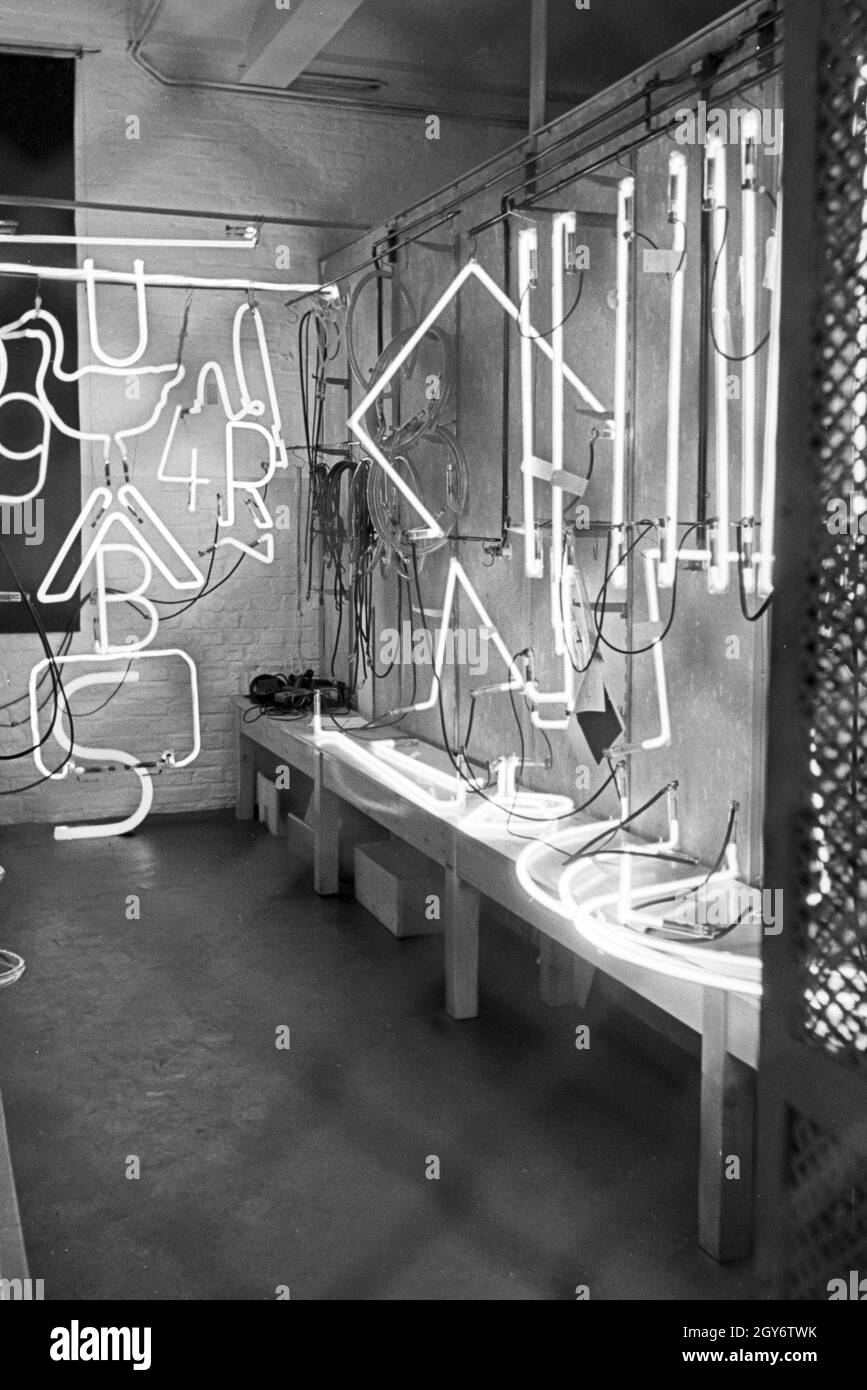 Im Testraum für fertige Leuchtröhren, Deutschland 1930er Jahre. Testing room for completed fluorescent tubes, Germany 1930s. Stock Photo
