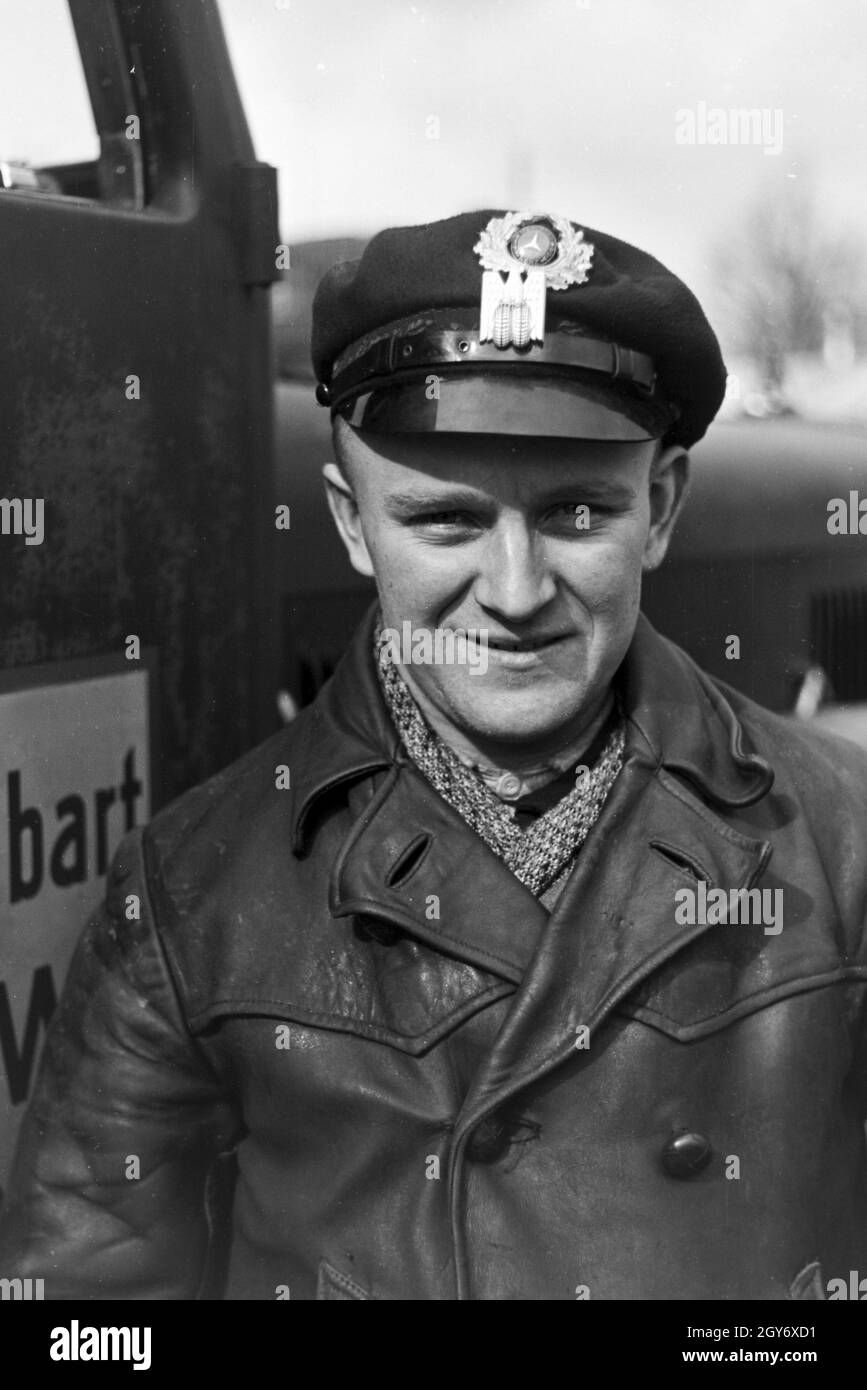 Porträt eines Kraftfahrers vor seinem LKW, Deutschland 1930er Jahre. Portrait of a motorist in front of his truck, Germany 1930s. Stock Photo