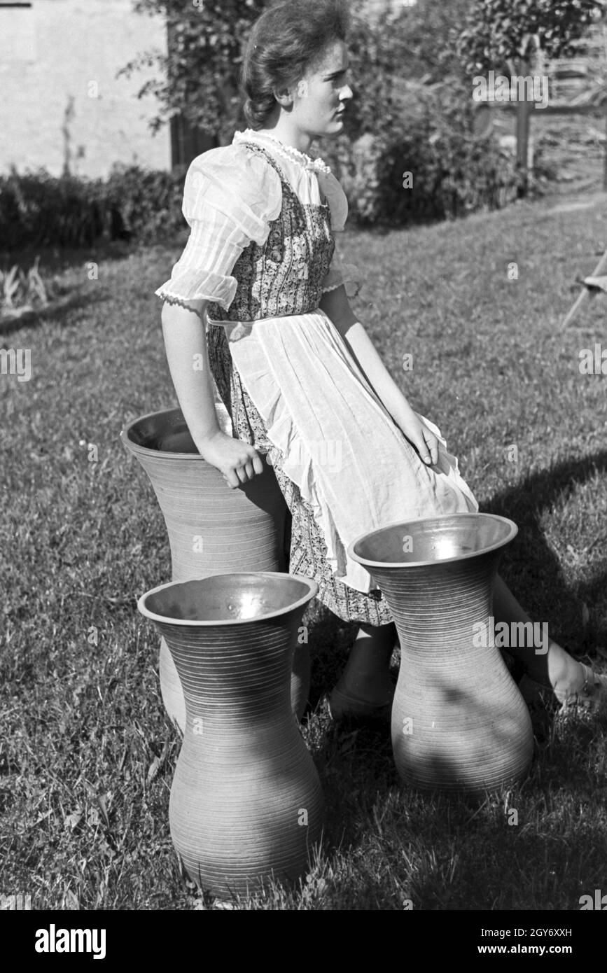 Eine Frau mit Töpferwaren aus dem Dorf Görzke in Brandenburg, Deutschland 1930er Jahre. A woman with ceramic goods from the village of Goerzke in Brandenburg, Germany 1930s. Stock Photo