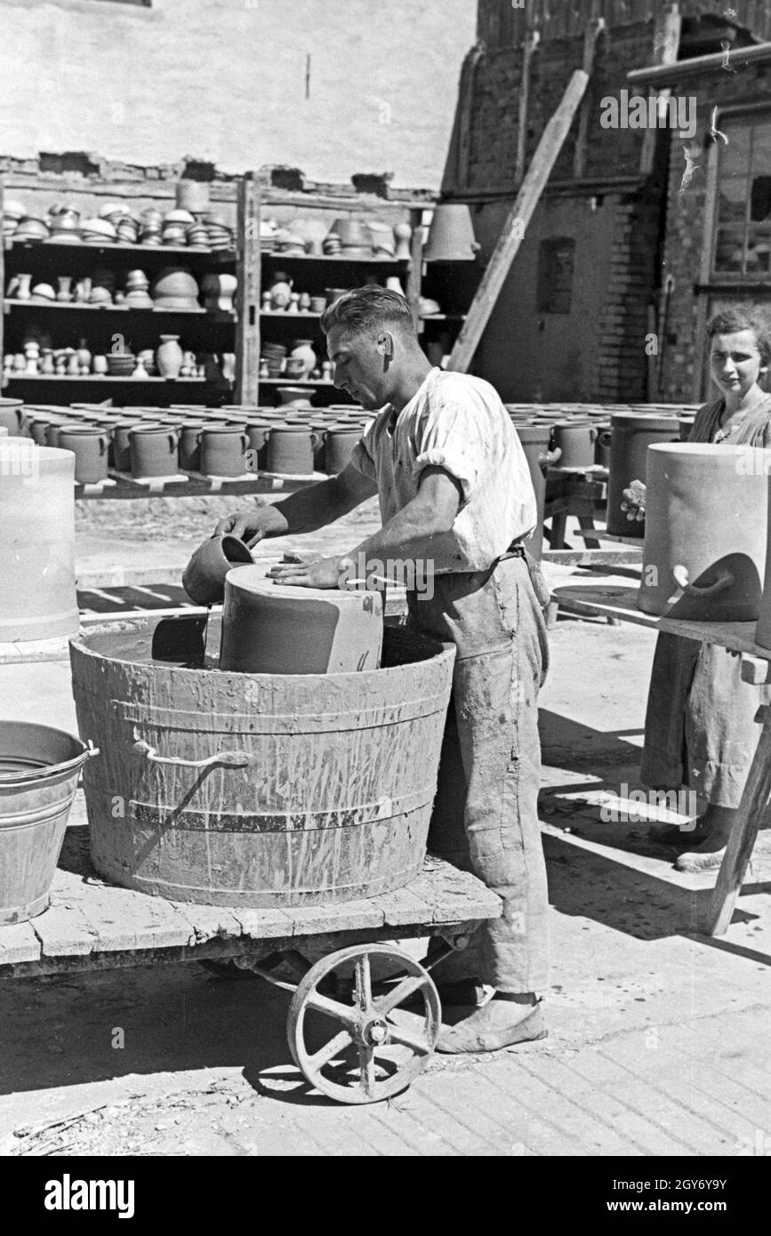 Töpfer bei der Arbeit im Dorf Görzke in Brandenburg, Deutschland 1930er Jahre. Potters at work at the village of Goerzke in Brandenburg, Germany 1930s. Stock Photo