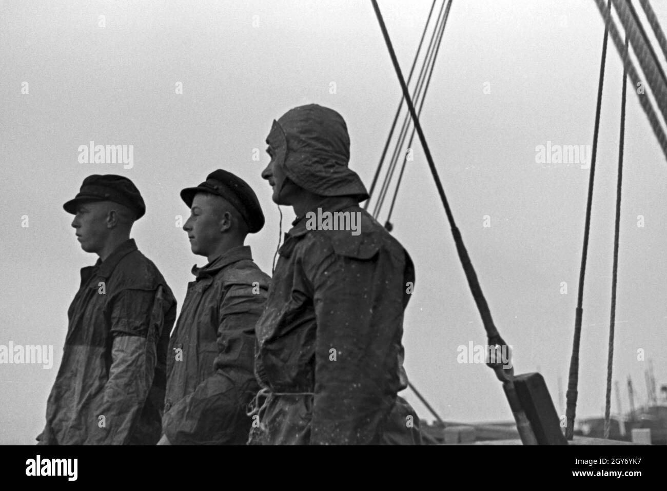 Fischer aus Hela in Ostpreußen auf ihrem Fischerboot, Germany 1930er Jahre.  Fishermen on their fishing boat, Germany 1930s Stock Photo - Alamy