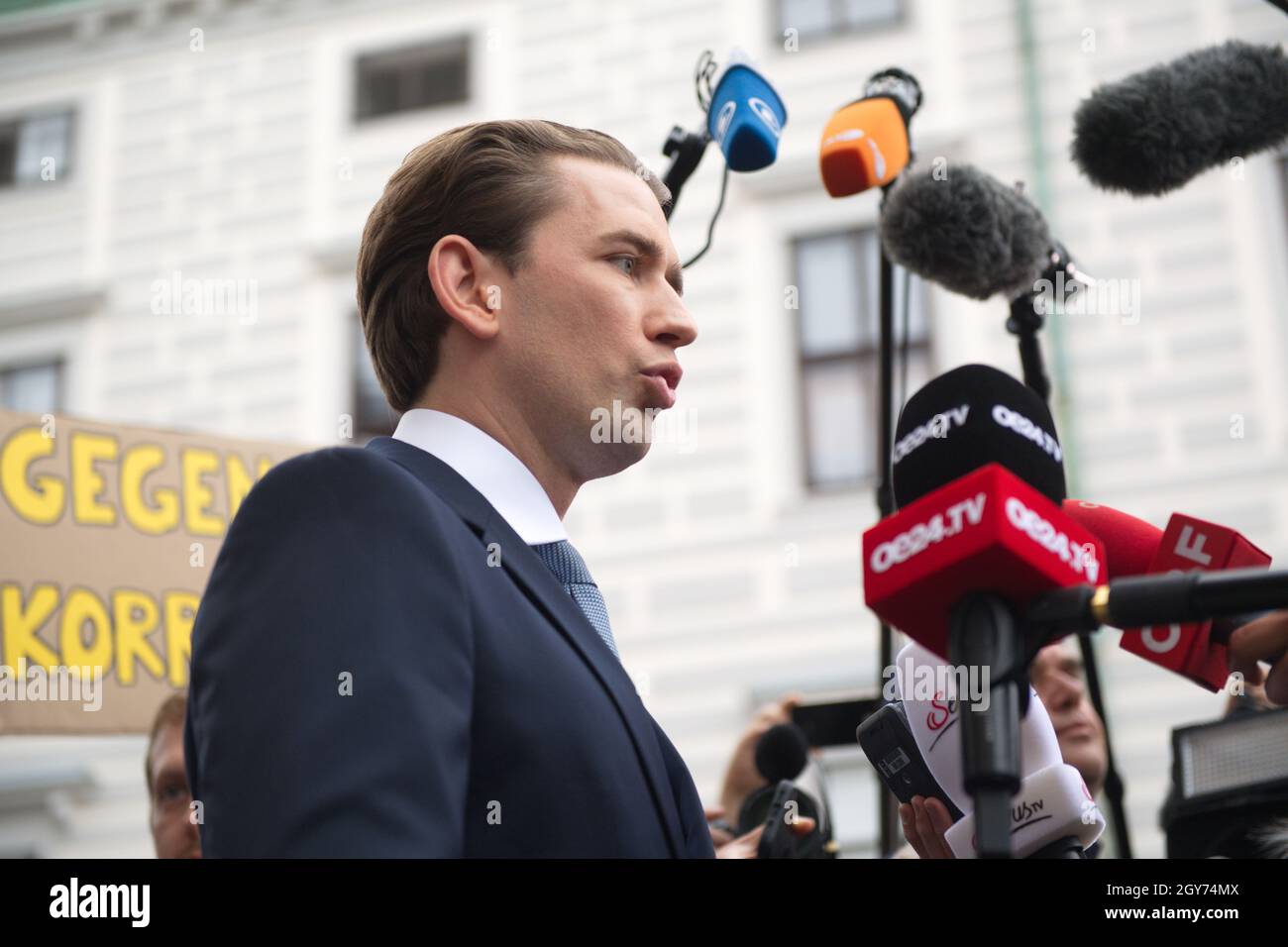 Vienna, Austria. 07th Oct, 2021. The Federal Chancellor Sebastian Kurz (ÖVP) on the way to the Federal President Alexander van der Bellen to a non-public media appointment. Topic: Government crisis in Austria. Credit: Franz Perc / Alamy Live News Stock Photo