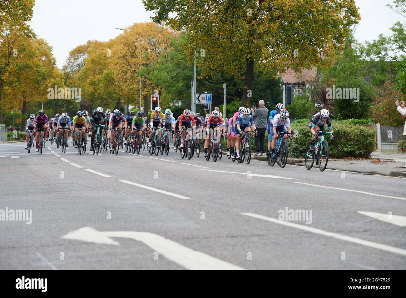 Southend-on-Sea, Essex, UK, 7th October 2021, Women’s Cycling Tour 2021 - stage 4, Chalkwell Avenue. Terry Mendoza Credit: Terence Mendoza/Alamy Live News Stock Photo