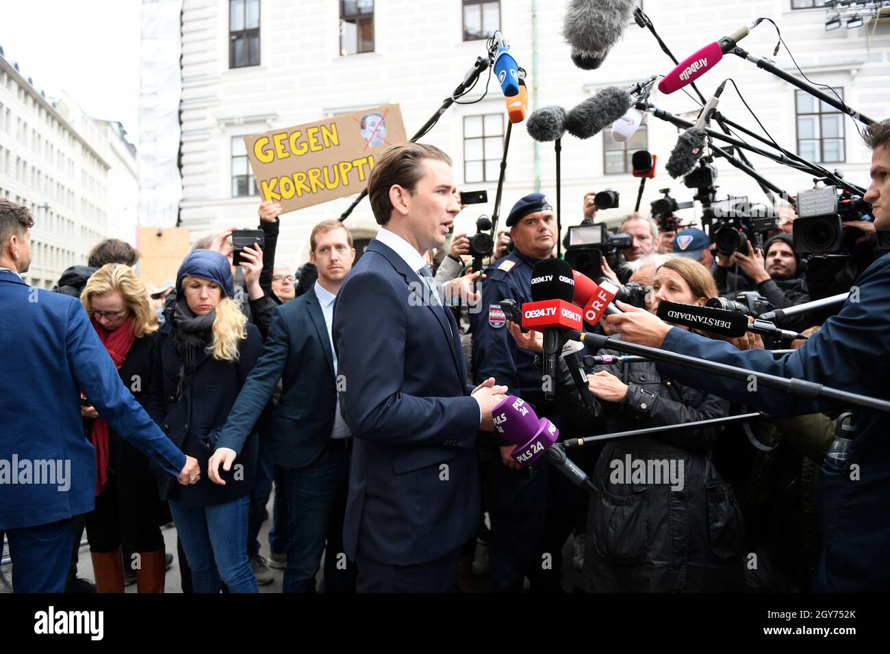 Vienna, Austria. 07th Oct, 2021. The Federal Chancellor Sebastian Kurz (ÖVP) on the way to the Federal President Alexander van der Bellen to a non-public media appointment. Topic: Government crisis in Austria. Credit: Franz Perc / Alamy Live News Stock Photo