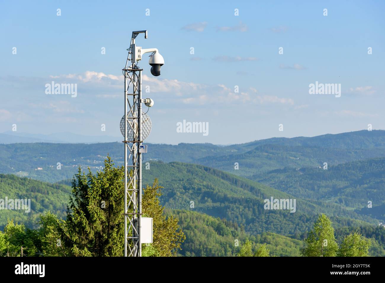 Security camera on mast hi-res stock photography and images - Alamy