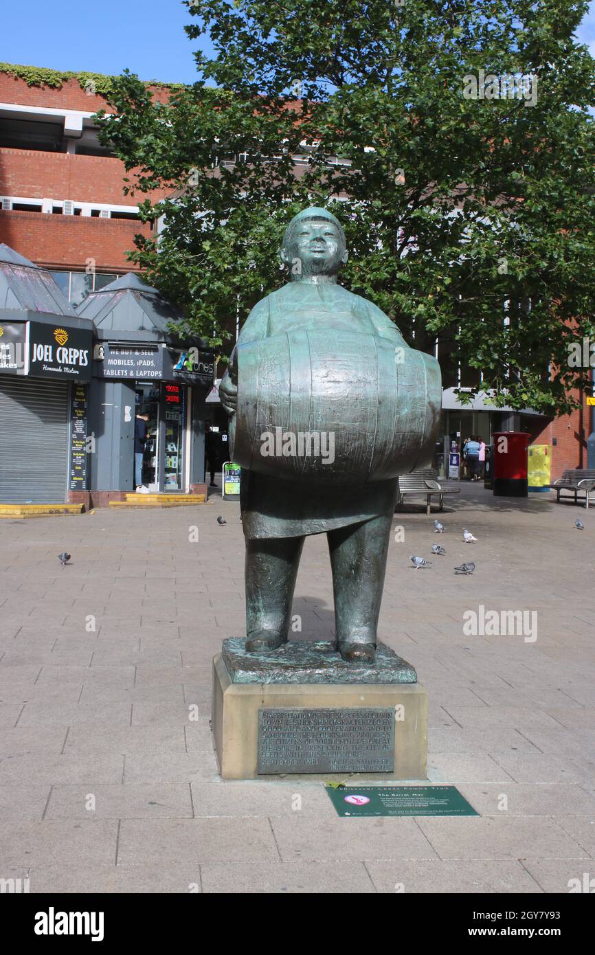 The Barrel Man - bronze sculpture of Dortmund Drayman by Arthur Schulze-Engels outside St. John's shopping centre in Leeds. Stock Photo
