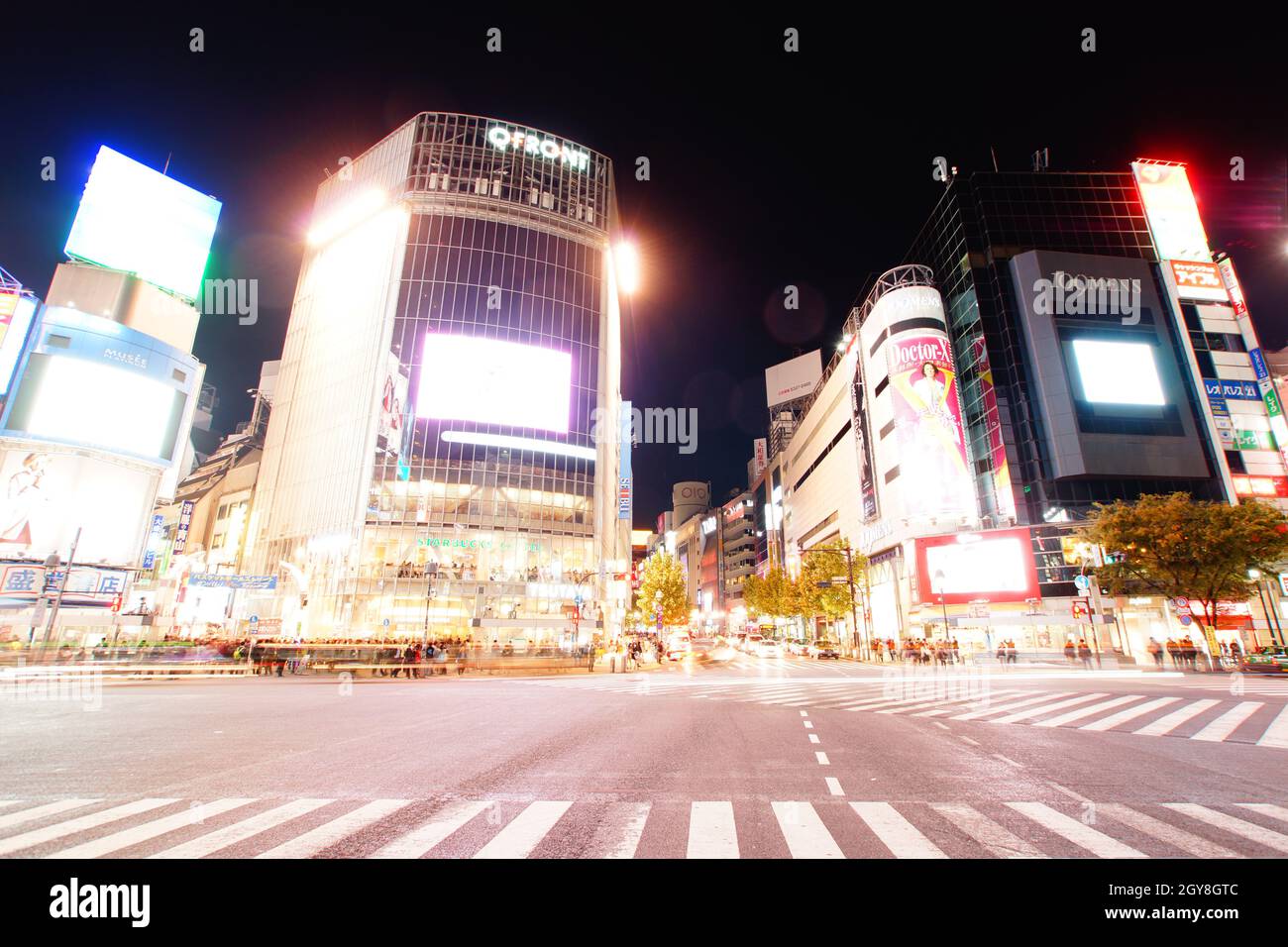 Shibuya scramble intersection of night view. Shooting Location: Tokyo metropolitan area Stock Photo