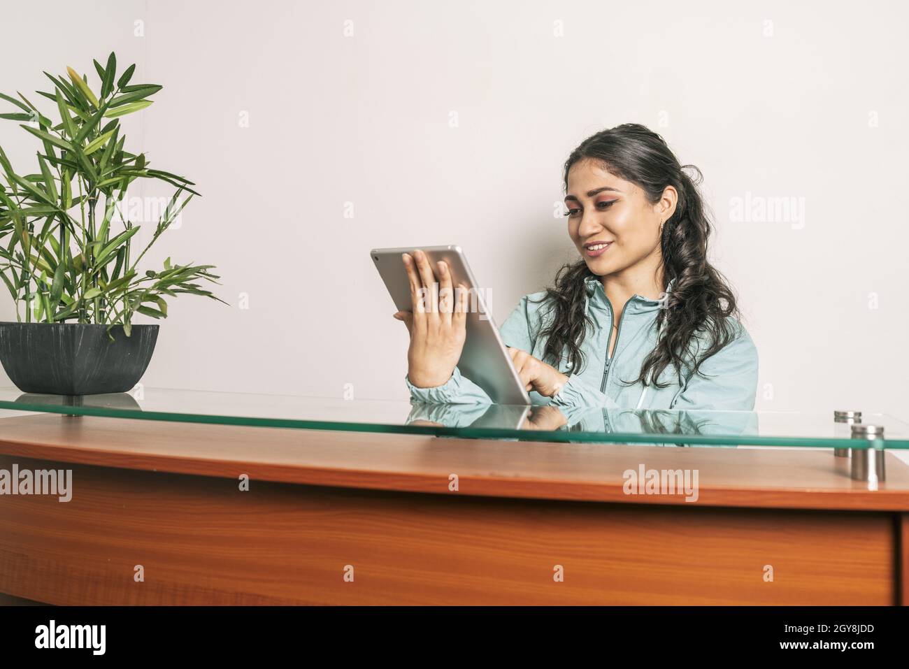 Hotel reception woman working hi-res stock photography and images - Alamy