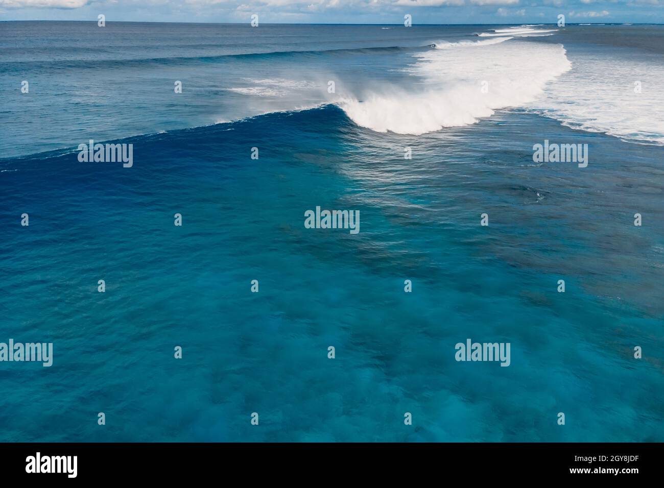 Aerial view blue ocean waves hi-res stock photography and images - Alamy