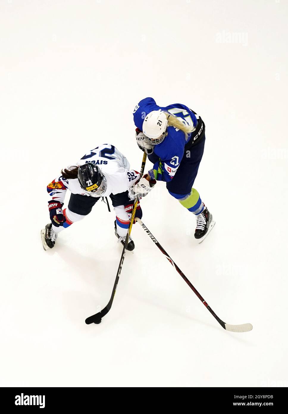 Republic of Korea’s Jung Si-yun and Slovenia’s Nina Maver (right) battle for the puck during the Beijing 2022 Olympics Women's Pre-Qualification Round Two Group F match at the Motorpoint Arena, Nottingham. Stock Photo