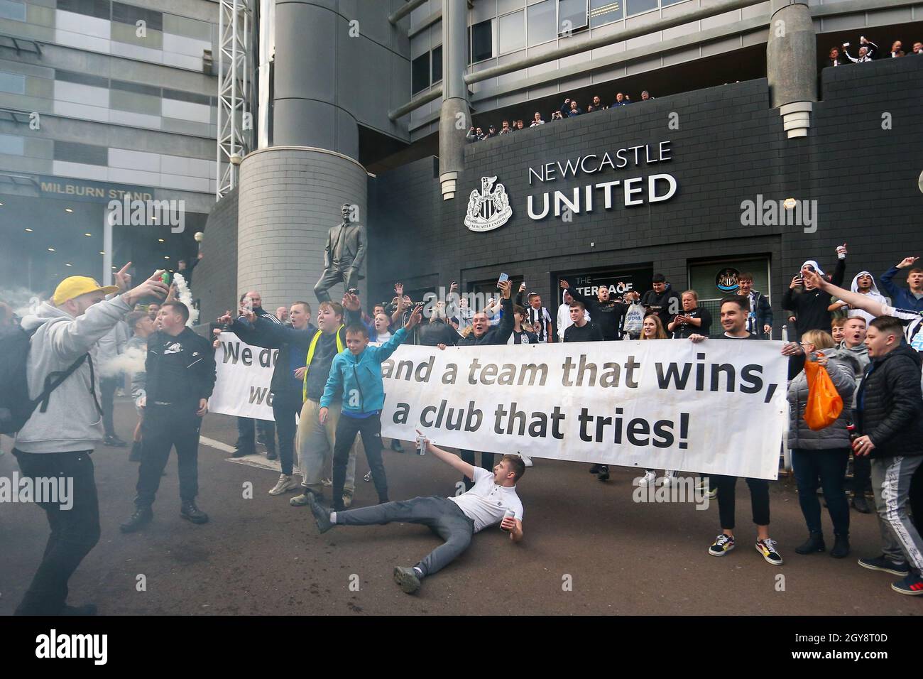 NEWCASTLE UPON TYNE, UK. OCT 7TH Newcastle United fans celebrate the sale of the club to the Consortium of Amanda Stavely, Jamie Rueben and PIFScenes at St. James's Park, Newcastle as news of a takeover emerges on Thursday 7th October 2021. (Credit: Michael Driver | MI News) Credit: MI News & Sport /Alamy Live News Stock Photo