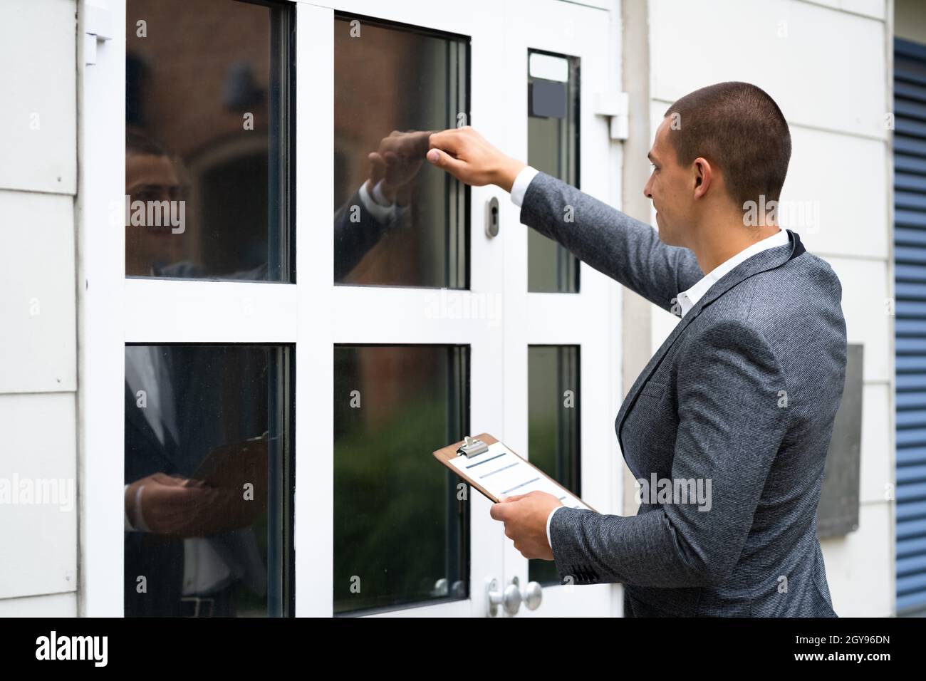 Bailiff Debt Collector Man Knocking Front Door Stock Photo Alamy