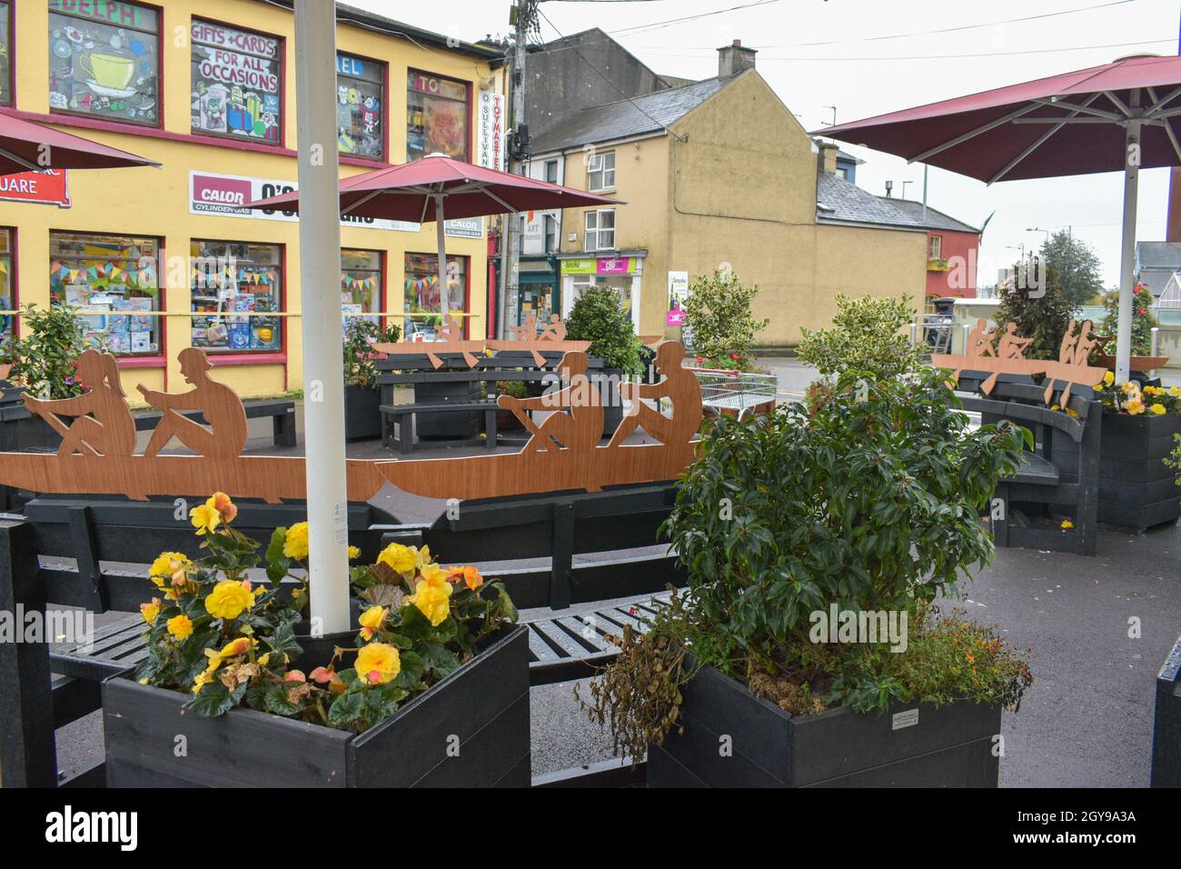 Skibbereen,  West Cork, Ireland. 6th October 2021. Skibbereen is filled with objects of Skibbereen rowing club symbols. Credit: Karlis Dzjamko/Alamy Live News Stock Photo