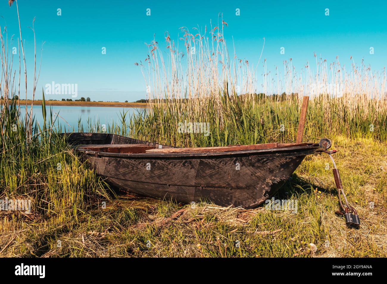 An old wooden boat left near the lake Stock Photo - Alamy