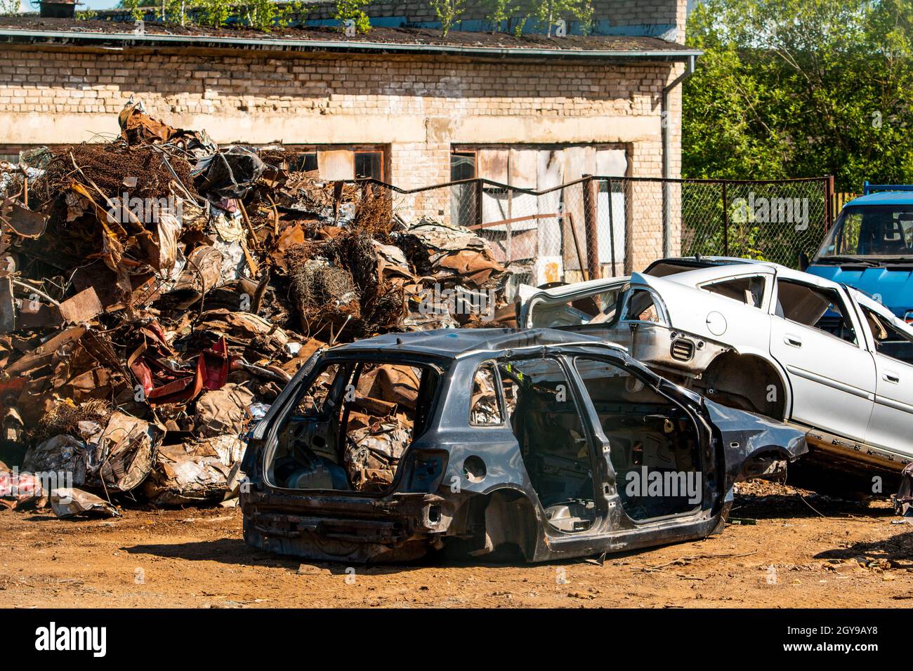 Wrecked cars in stack hi-res stock photography and images - Alamy