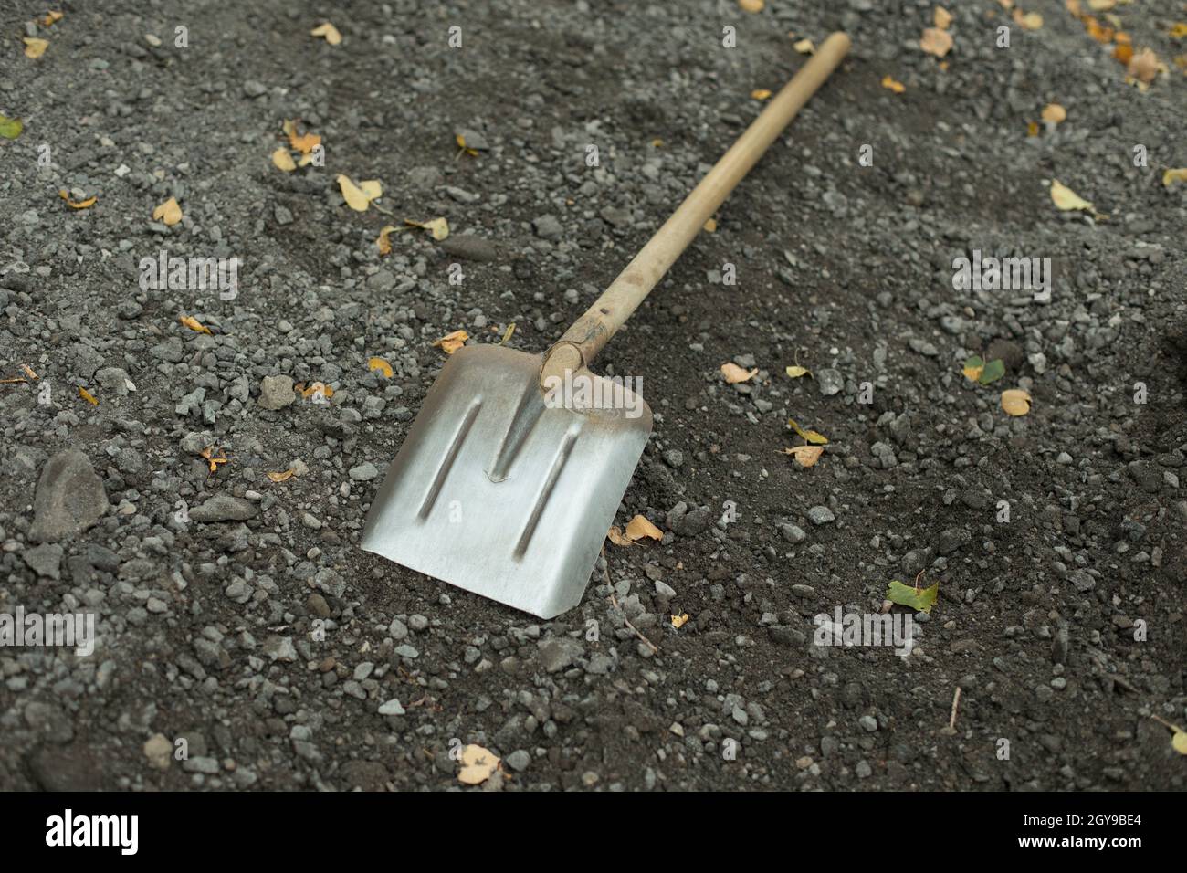 Shovel. Building instrument for bulk materials. The shovel lies on the  asphalt Stock Photo - Alamy