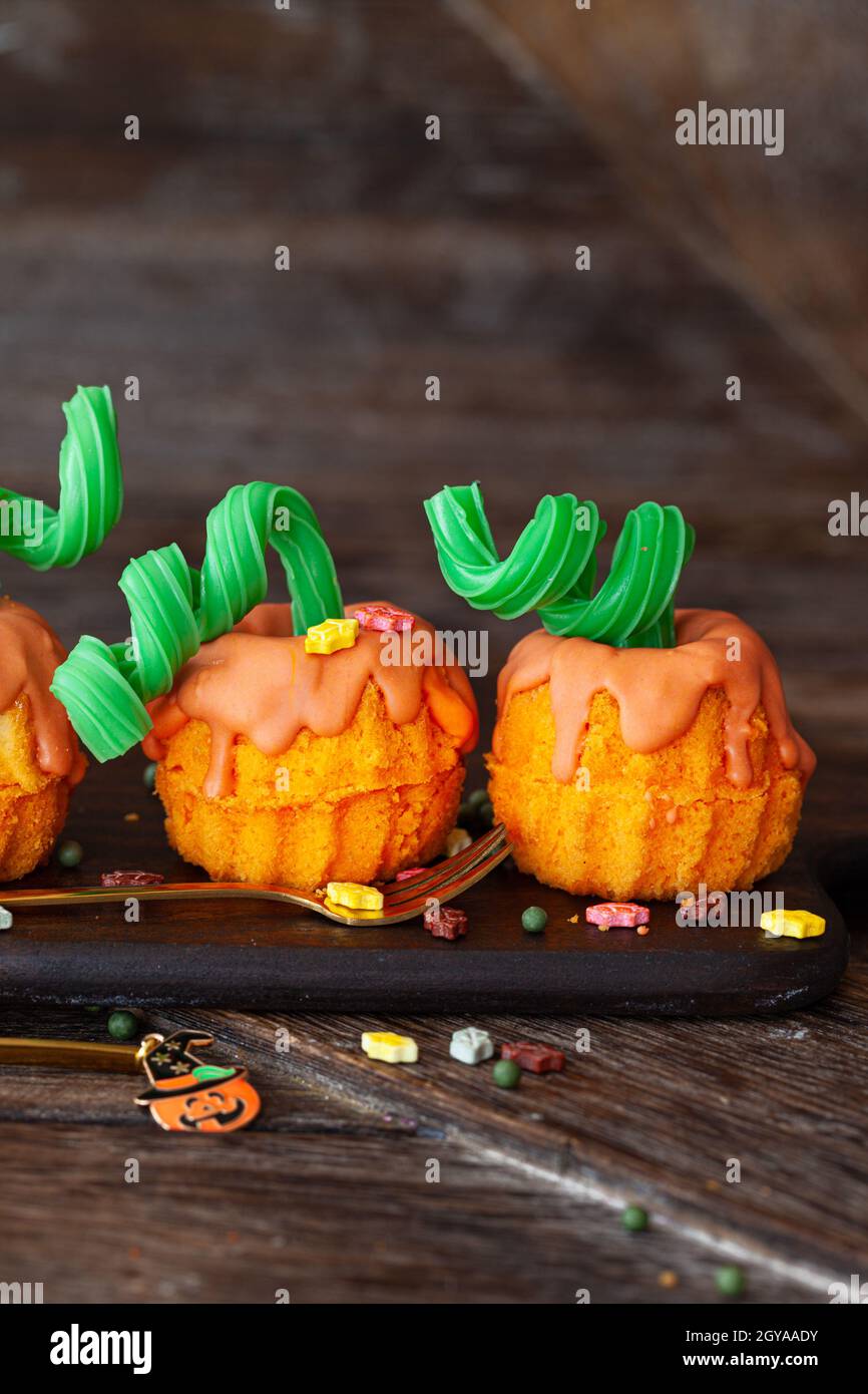 Little pumpkin cakes, mini bundt cake for Halloween Stock Photo