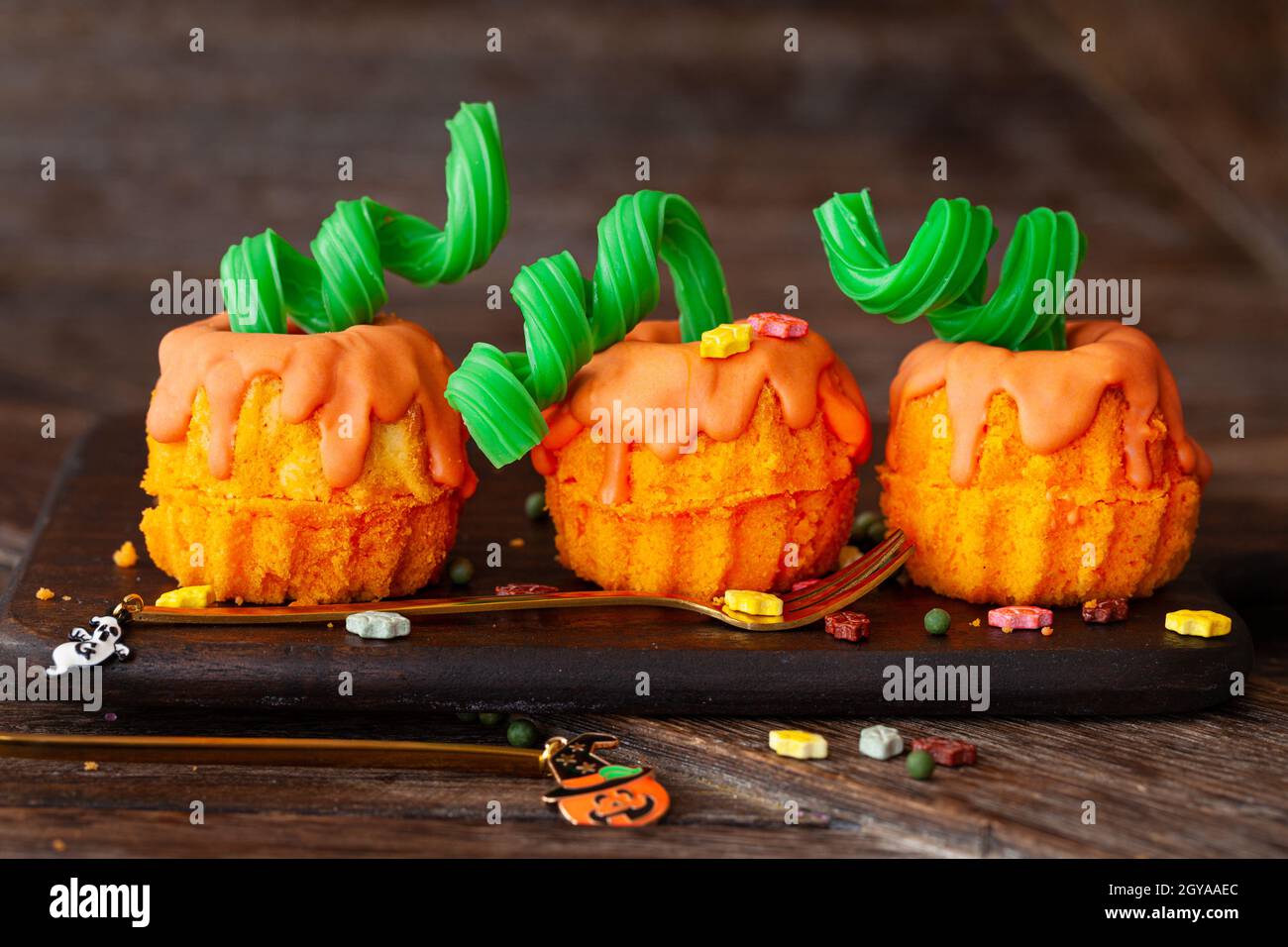 Little pumpkin cakes, mini bundt cake for Halloween Stock Photo