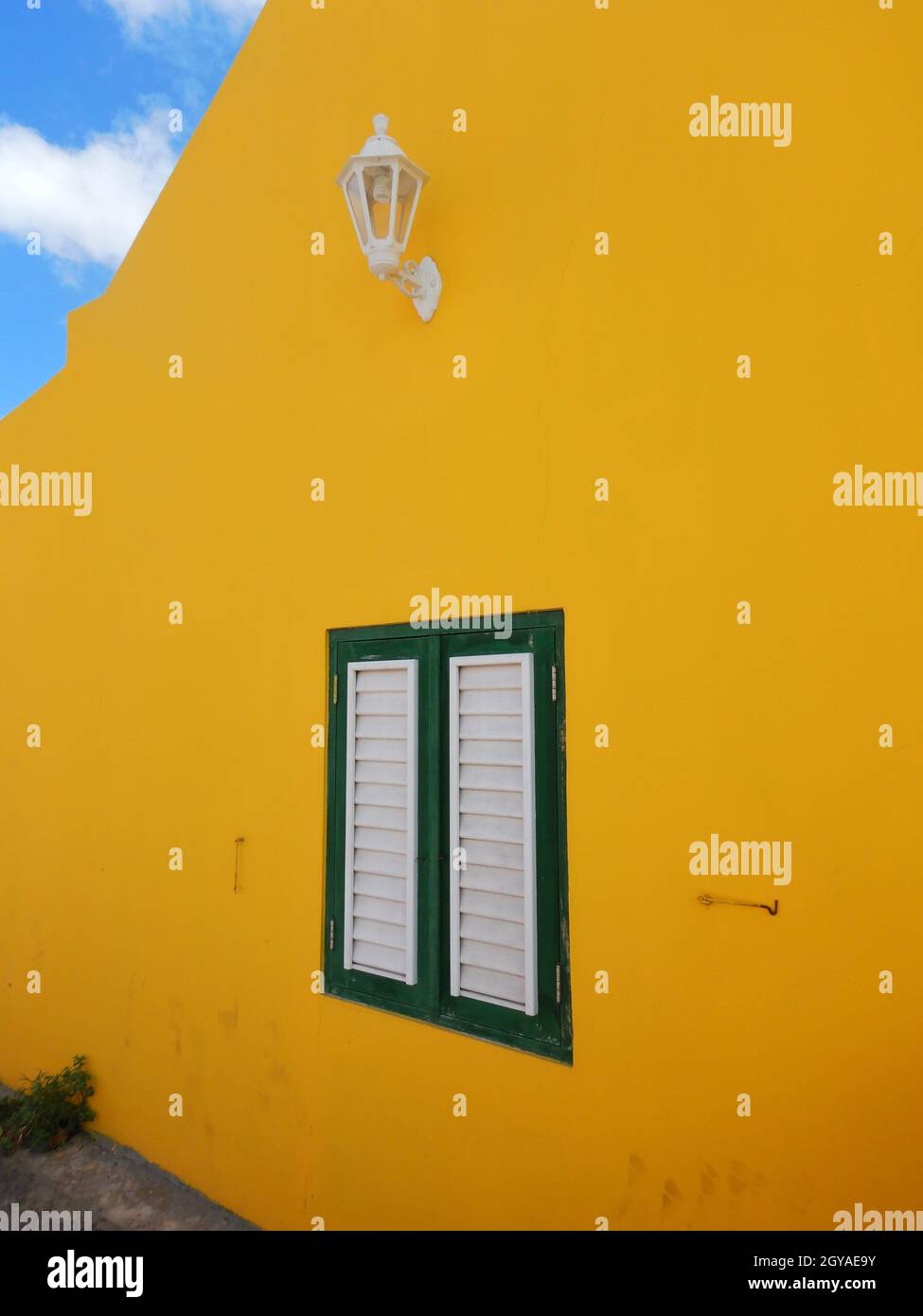 Bright yellow house hi-res stock photography and images - Alamy