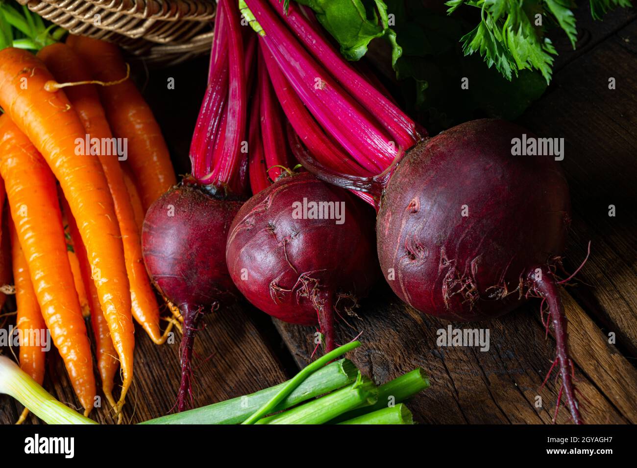 Korb mit verschiedene gemüse: rote beete und karotte Stock Photo - Alamy