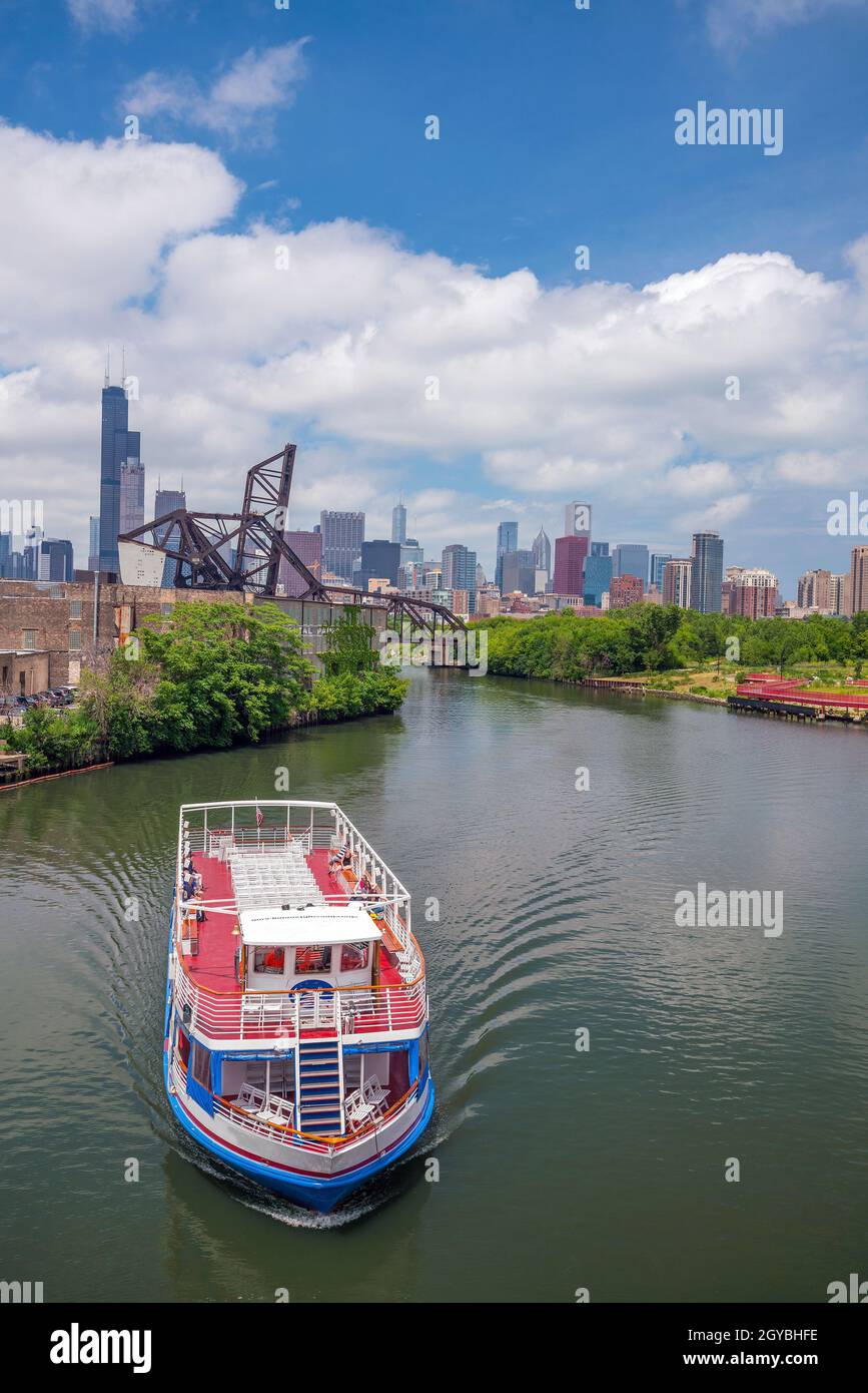 The Chicago River and downtown Chicago skyline USA Stock Photo - Alamy