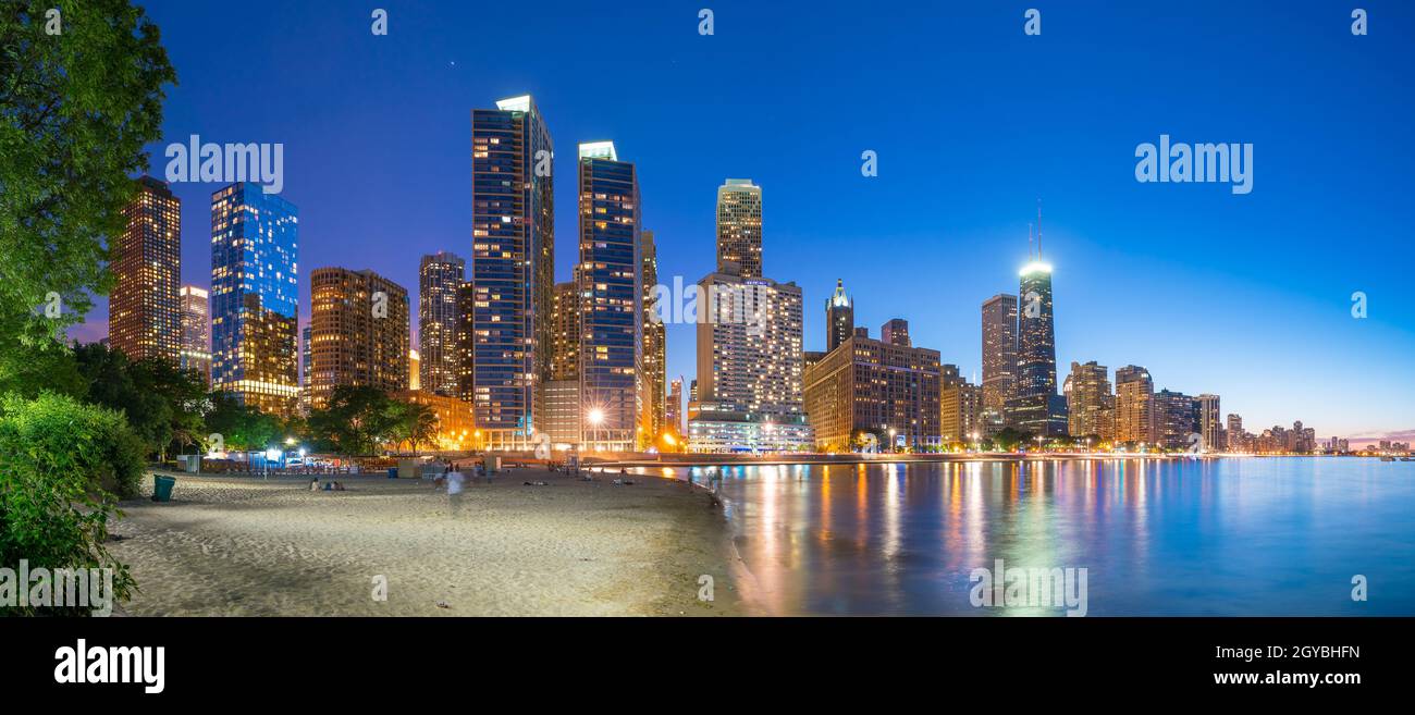 View of Chicago downtown skyline at sunset Stock Photo - Alamy