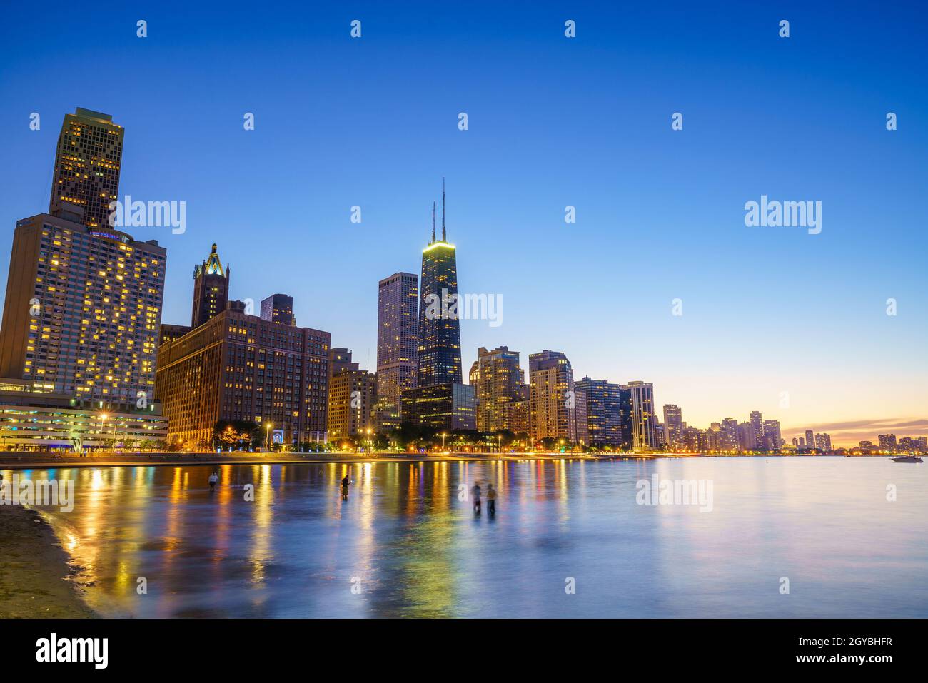View of Chicago downtown skyline at sunset Stock Photo - Alamy