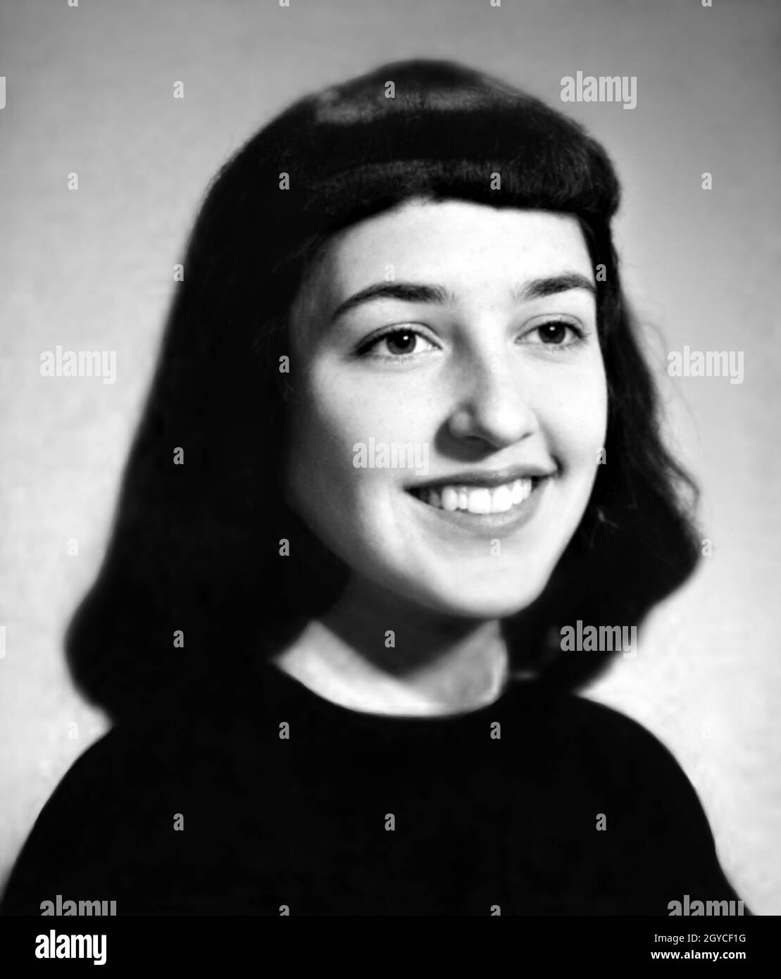 1958 , Palo Alto , California ,  USA : The celebrated american Folk singer JOAN BAEZ ( born 9 january 1941 ) when was a young girl aged 17 , photo pubblished in the Palo Alto High School Senior Yearbook annuary . Unknown photographer. - HISTORY - FOTO STORICHE - personalità da giovane giovani - ragazza - personality personalities when was young girl - INFANZIA - CHILDHOOD - POP MUSIC - MUSICA - cantante - TEENAGER - RAGAZZA - CHILDHOOD - INFANZIA - smile - sorriso --- ARCHIVIO GBB Stock Photo