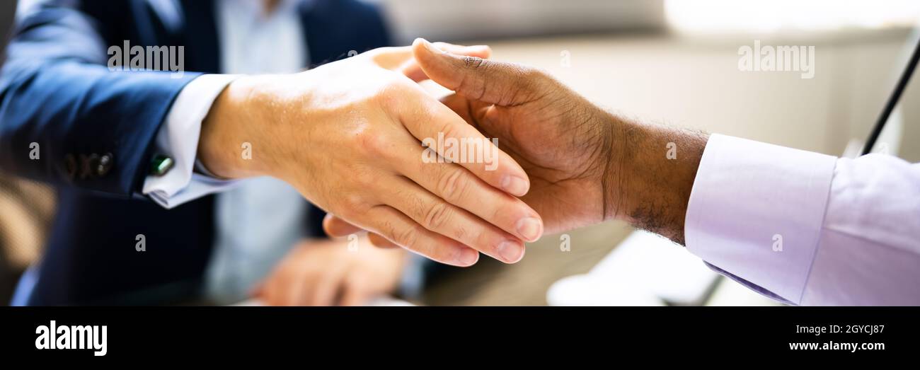 Hand shake african hi-res stock photography and images - Alamy