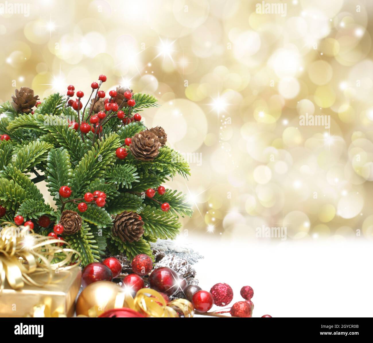 Christmas wreath on a glittery gold background Stock Photo - Alamy